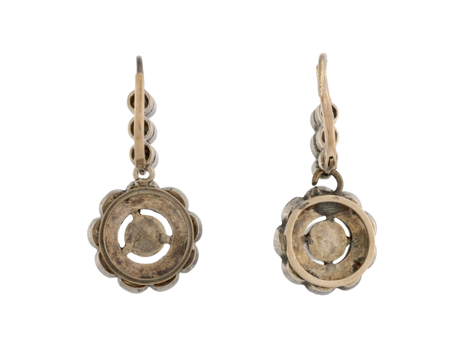Paire de pendants d'oreilles argent et or à décor de fleurettes serties foilback de diaman - 3