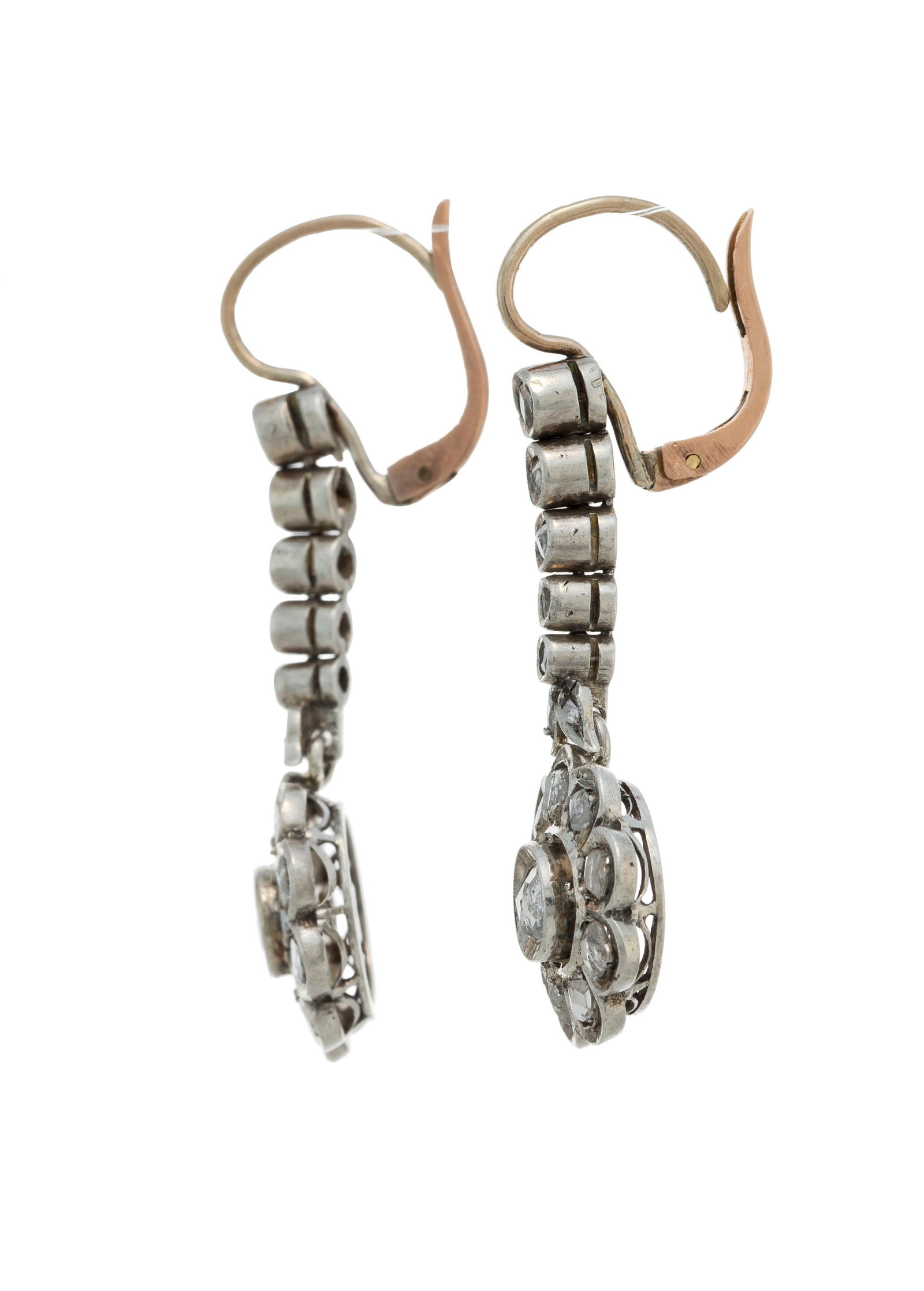 Paire de pendants d'oreilles argent à décor de fleurettes serties de diamants taille rose, - 2