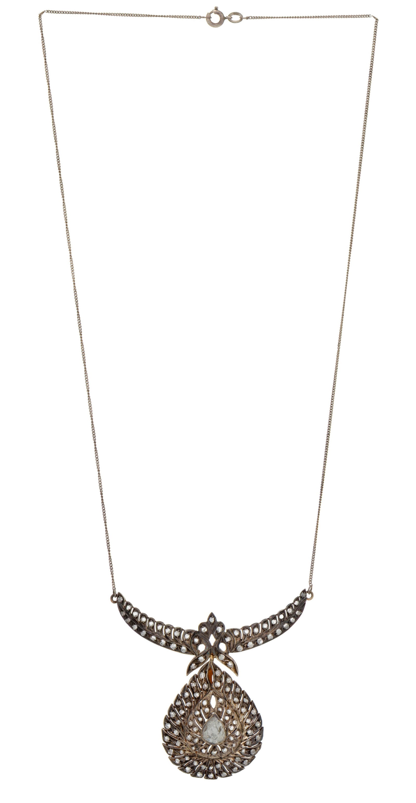 Collier de style XIXe s., argent noirci et or retenant un centre ajouré stylisant un motif v: Collier de style XIXe s., argent noirci et or retenant un centre ajouré stylisant un motif végétal serti de diamants facettés dont un plus important au centre, long. 51.5 cm
