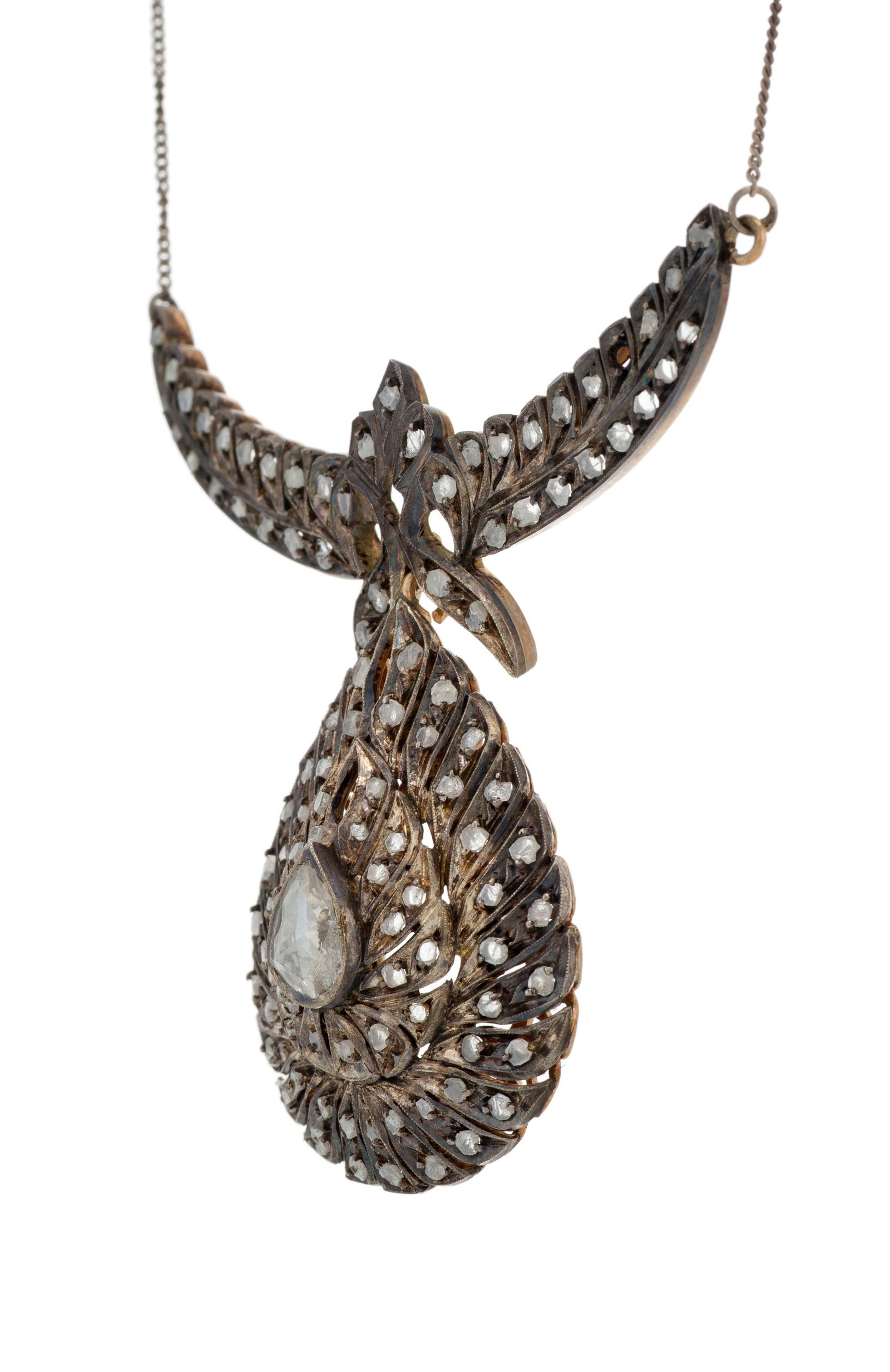 Collier de style XIXe s., argent noirci et or retenant un centre ajouré stylisant un motif v - 2
