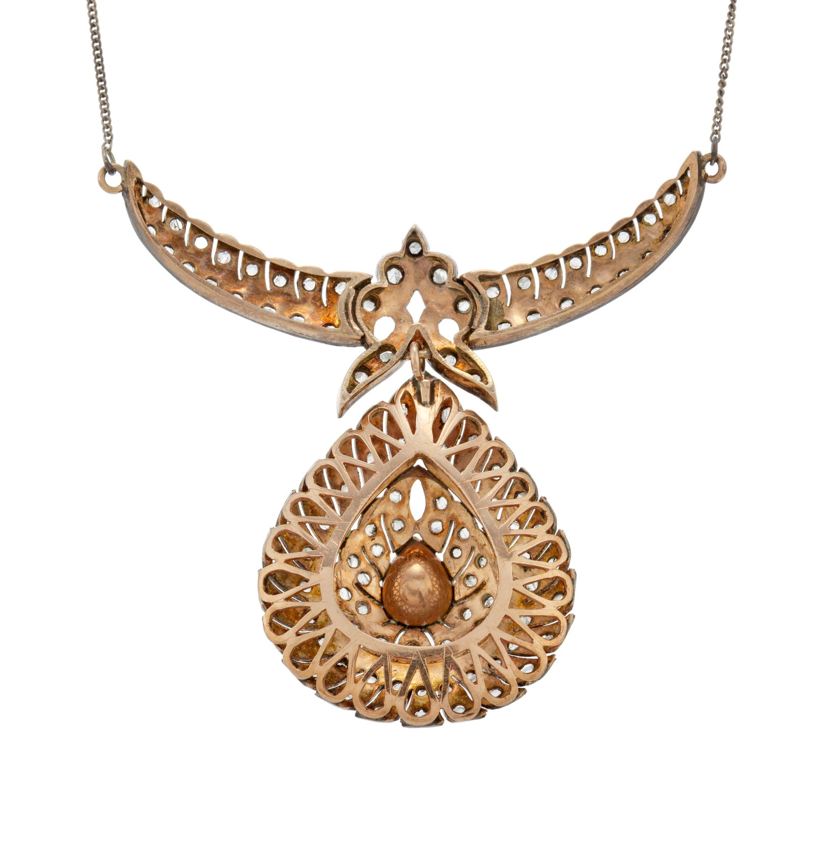 Collier de style XIXe s., argent noirci et or retenant un centre ajouré stylisant un motif v - 3