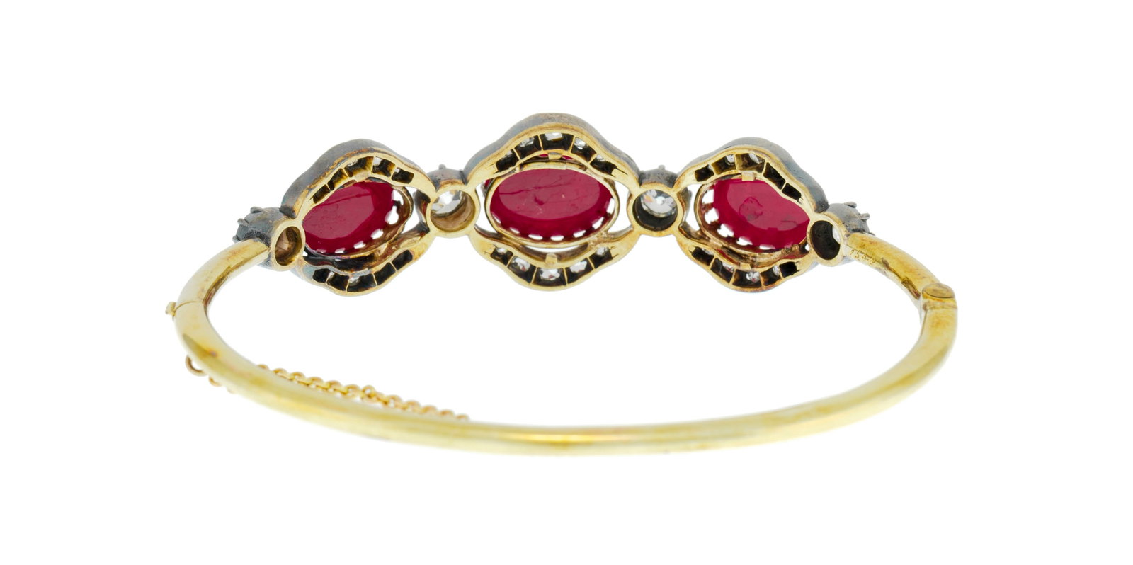 Bracelet rigide XIXe s., or 585 et argent noirci serti de trois cabochons de rubis entourés de  - 3