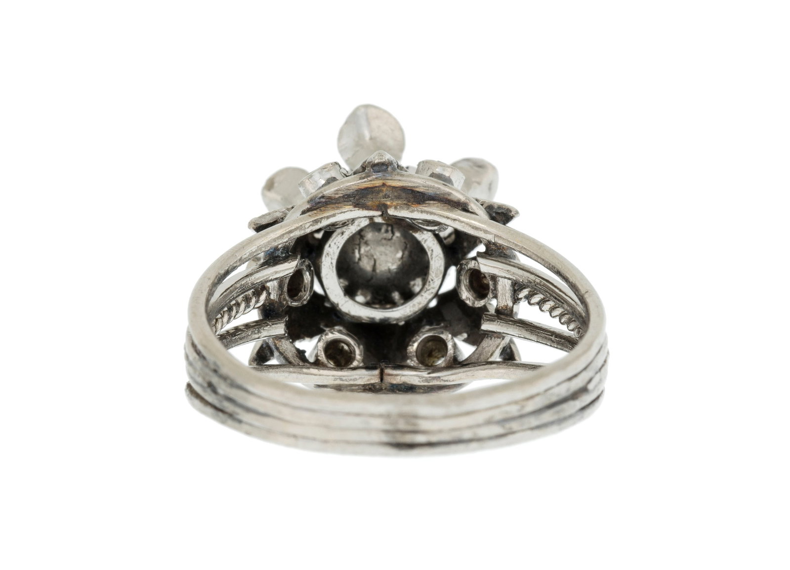 Bague en or gris 585 stylisant une fleur centrant un diamant taille rose serti foilback entouré - 3