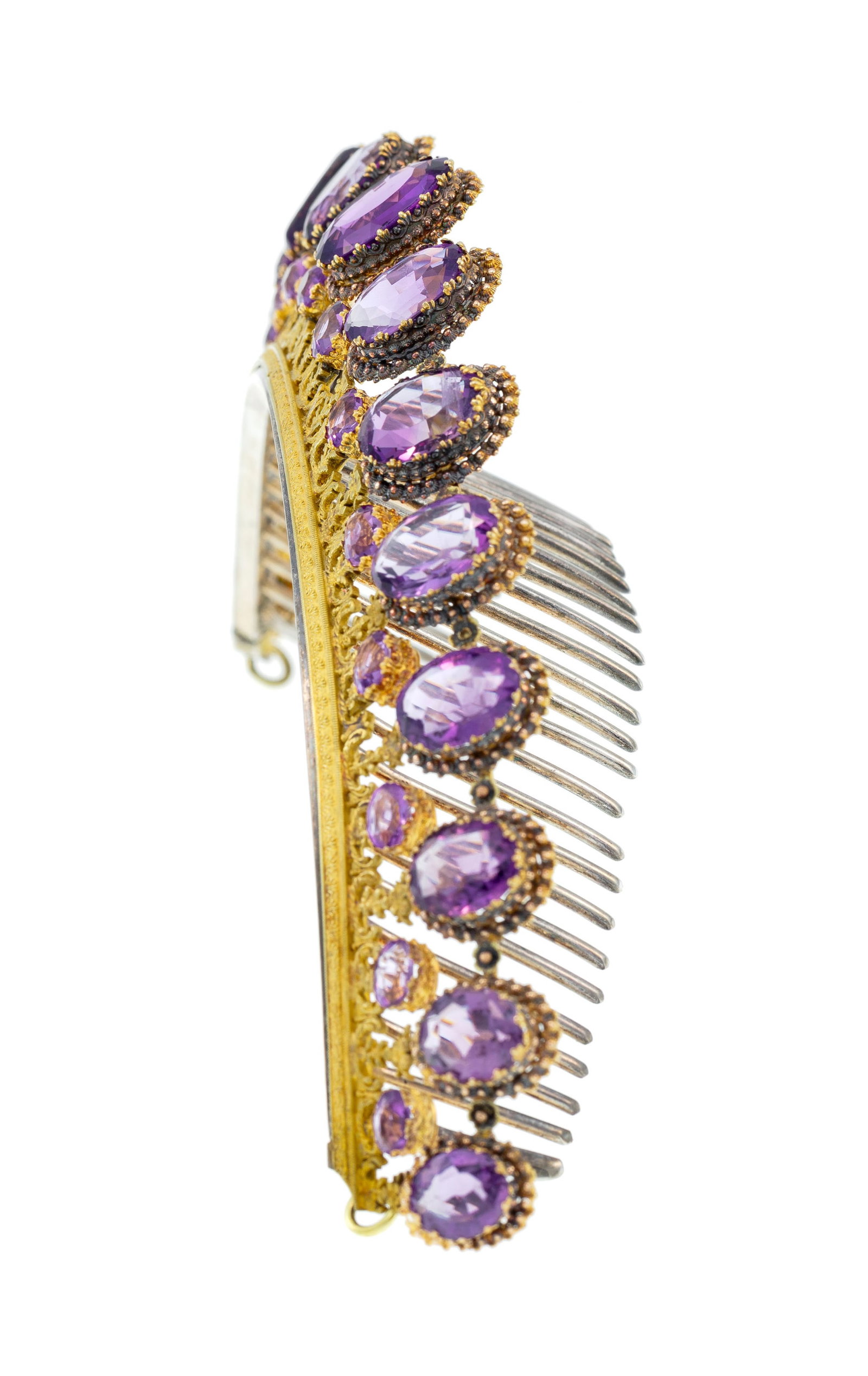 Parure datant du milieu du XIXe s., composée d'une tiare, d'une broche, d'une paire de pendants - 10