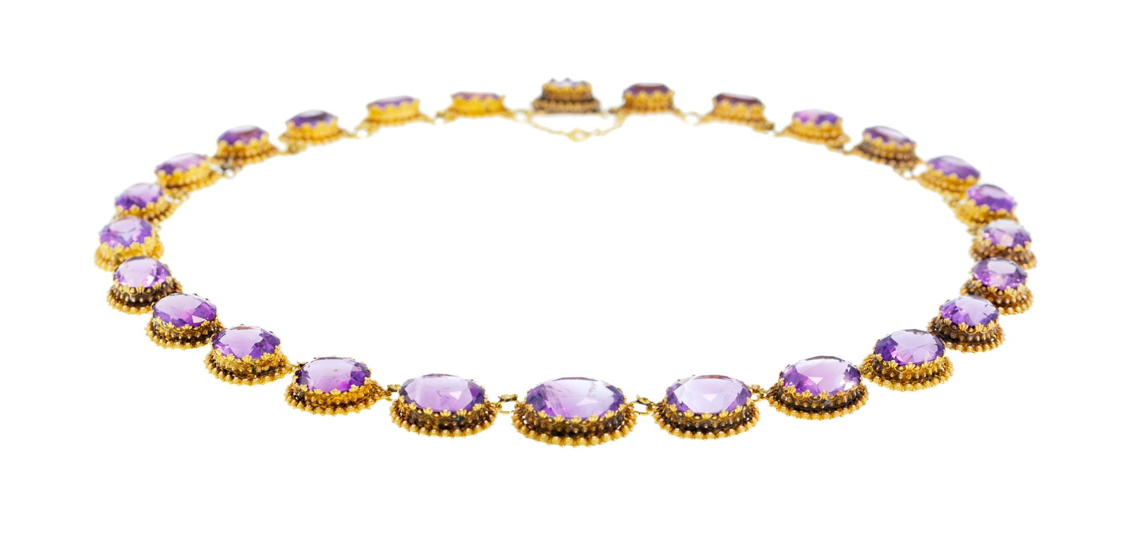Parure datant du milieu du XIXe s., composée d'une tiare, d'une broche, d'une paire de pendants - 11