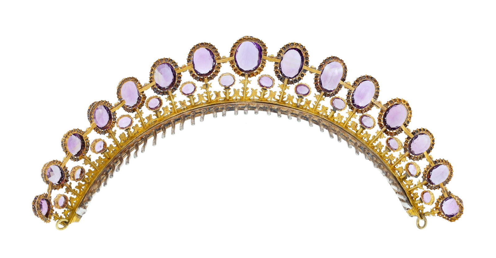 Parure datant du milieu du XIXe s., composée d'une tiare, d'une broche, d'une paire de pendants - 19