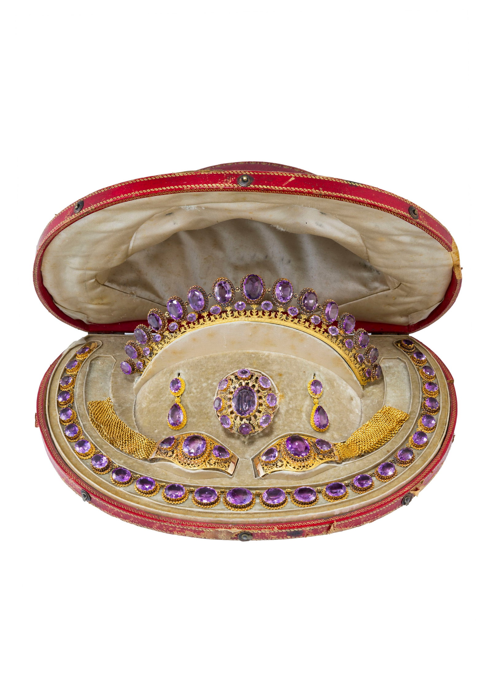 Parure datant du milieu du XIXe s., composée d'une tiare, d'une broche, d'une paire de pendants: Parure datant du milieu du XIXe s., composée d'une tiare, d'une broche, d'une paire de pendants d'oreilles, de deux bracelets et d'un collier en or 750 ciselé et argent sertis