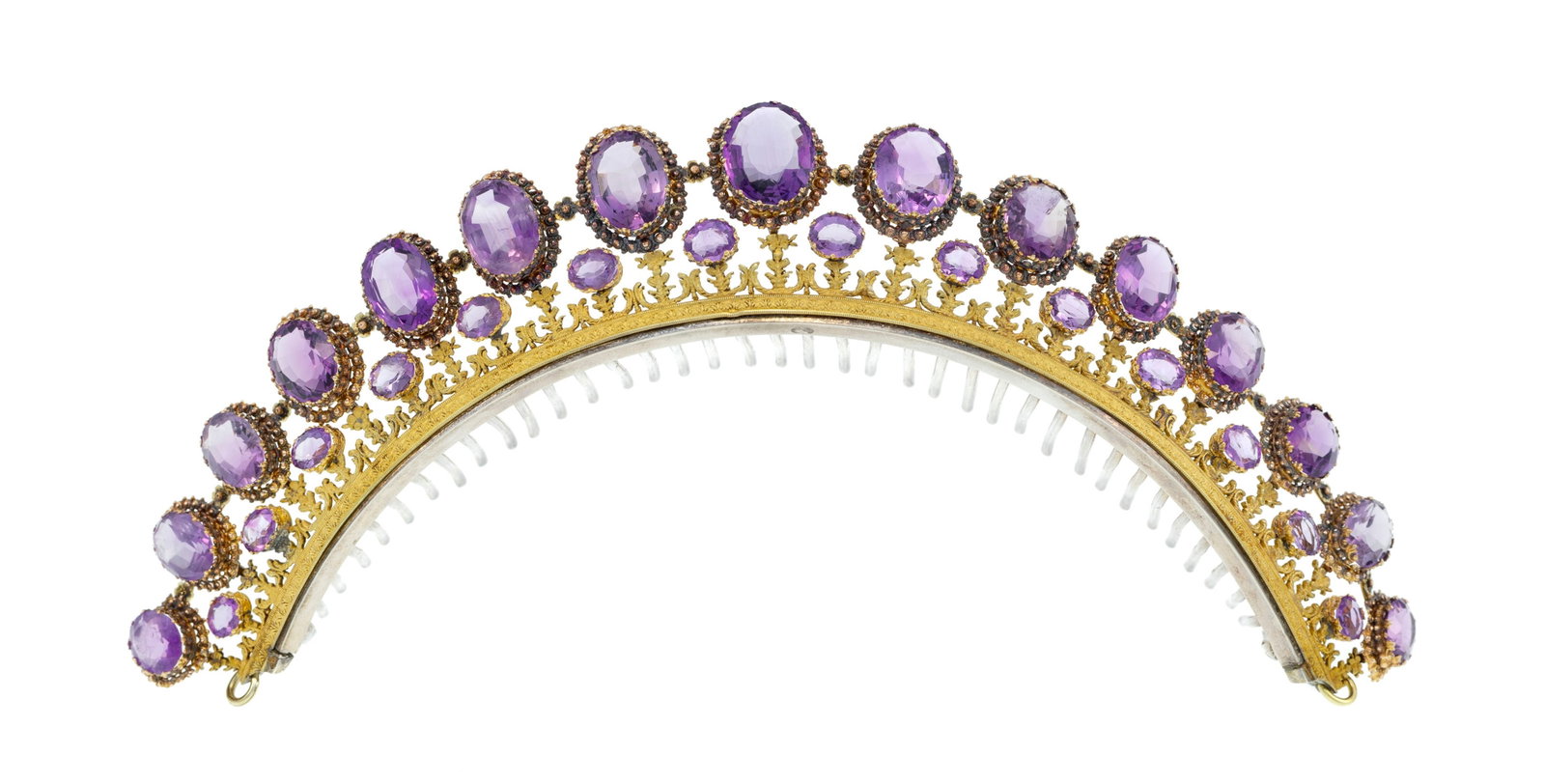 Parure datant du milieu du XIXe s., composée d'une tiare, d'une broche, d'une paire de pendants - 5