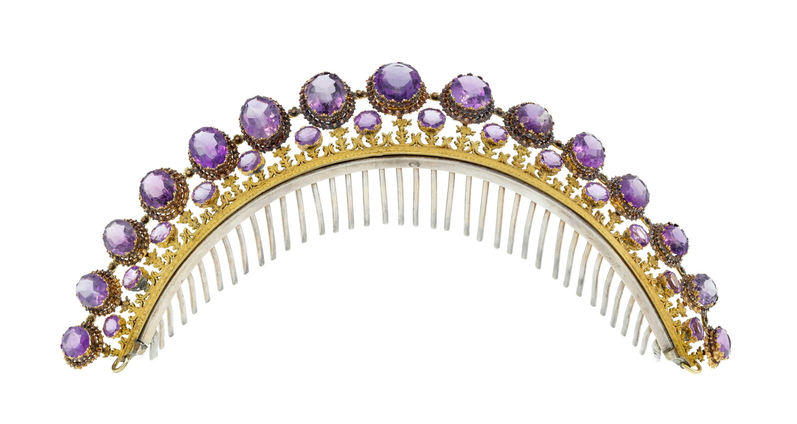 Parure datant du milieu du XIXe s., composée d'une tiare, d'une broche, d'une paire de pendants - 9