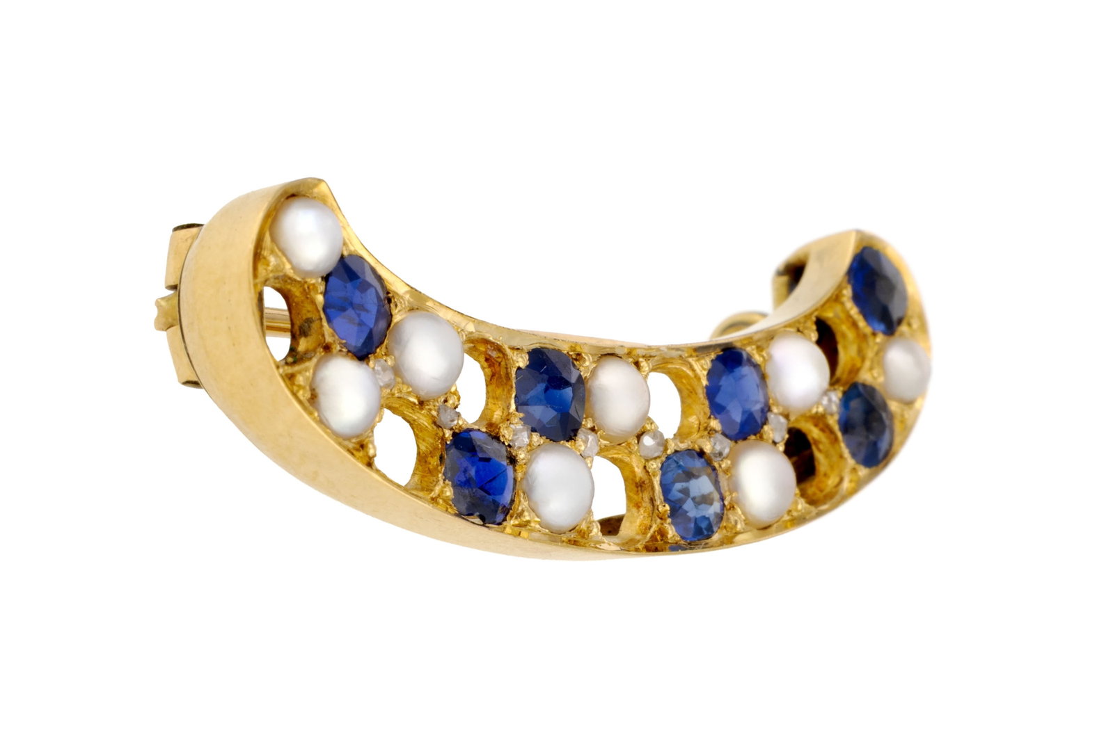 Broche XIXe s., or 750 sertie de saphirs, de petits diamants et demi perles, long. 4 cm, 7g (manques - 2