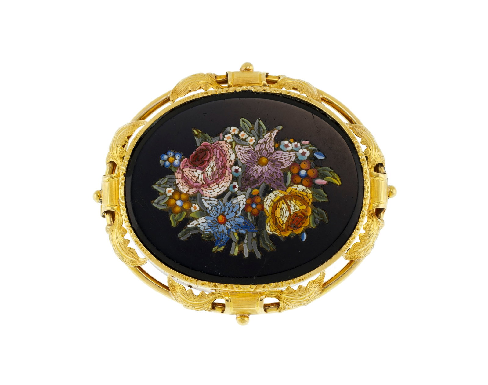 Broche-pendentif XIXe s., ornée d'une micro mosaïque sur onyx représentant un bouquet: Broche-pendentif XIXe s., ornée d'une micro mosaïque sur onyx représentant un bouquet de fleurs, sur une monture en or 750 ajouré d'un décor végétal, h. 5.2 cm, 26g 