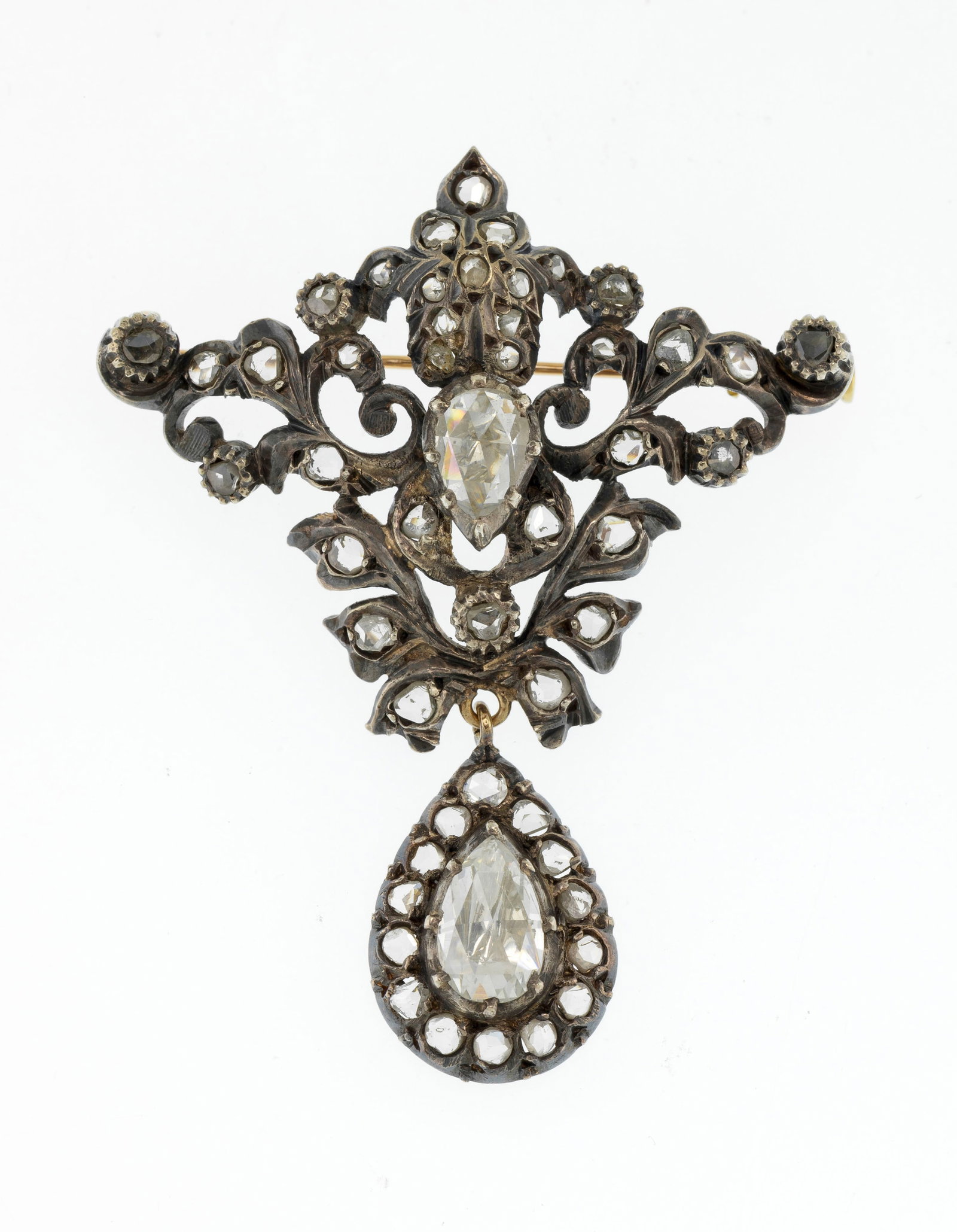 Broche XIXe s., argent et or ajouré à décor végétal sertie de diamants tail: Broche XIXe s., argent et or ajouré à décor végétal sertie de diamants taille rose dont deux piriformes plus importants en foilback, h. 5.4 cm Condition Bon état de
