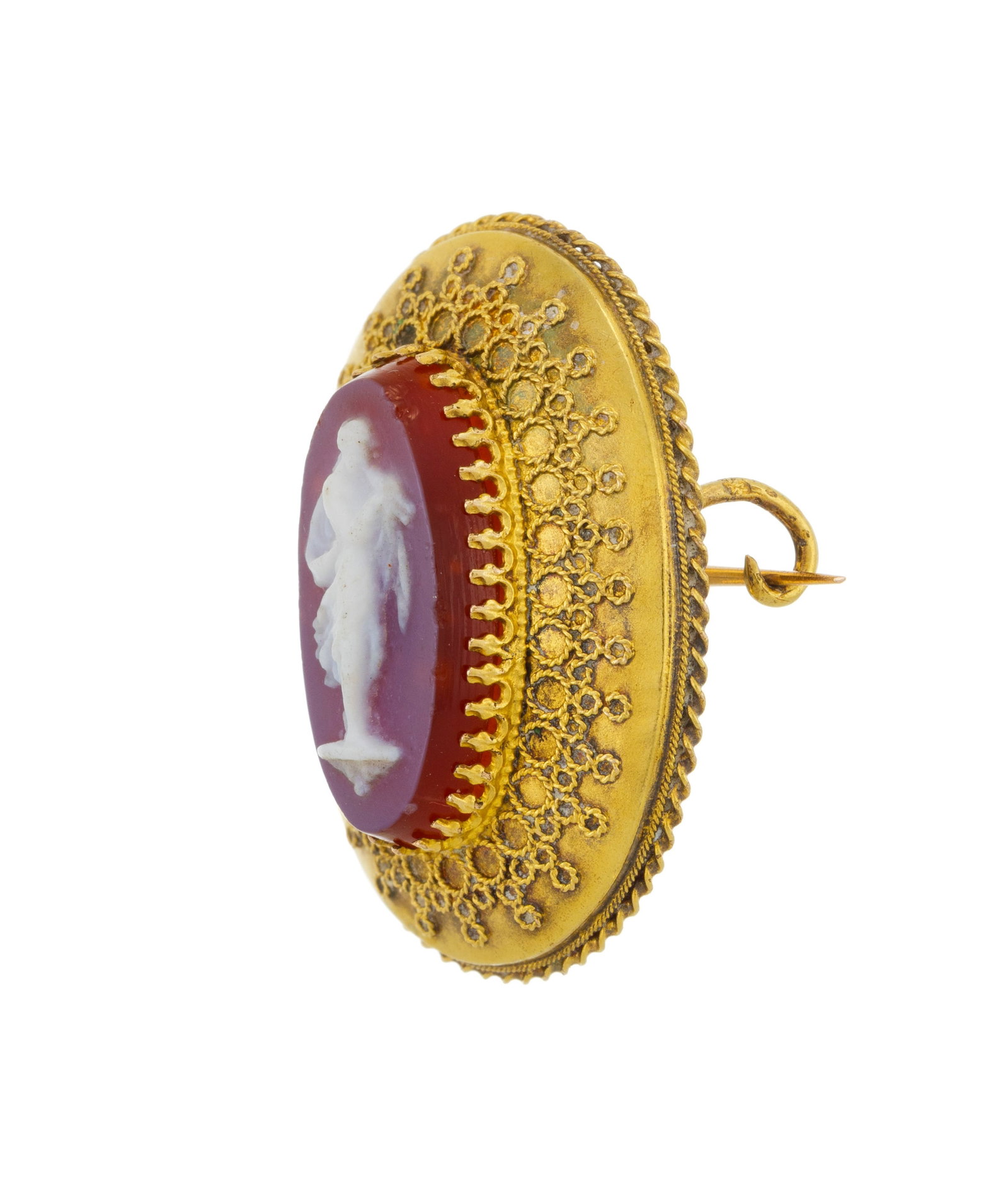 Broche XIXe s., or 585 ornée d’un camée sur verre, h. 2.5 cm - 2