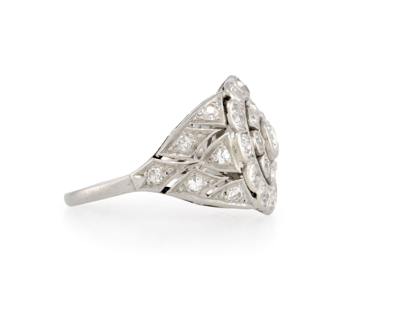 Bague début XXe s., en platine ajouré sertie millegrain de diamants taille ancienne et 8/8 - 2