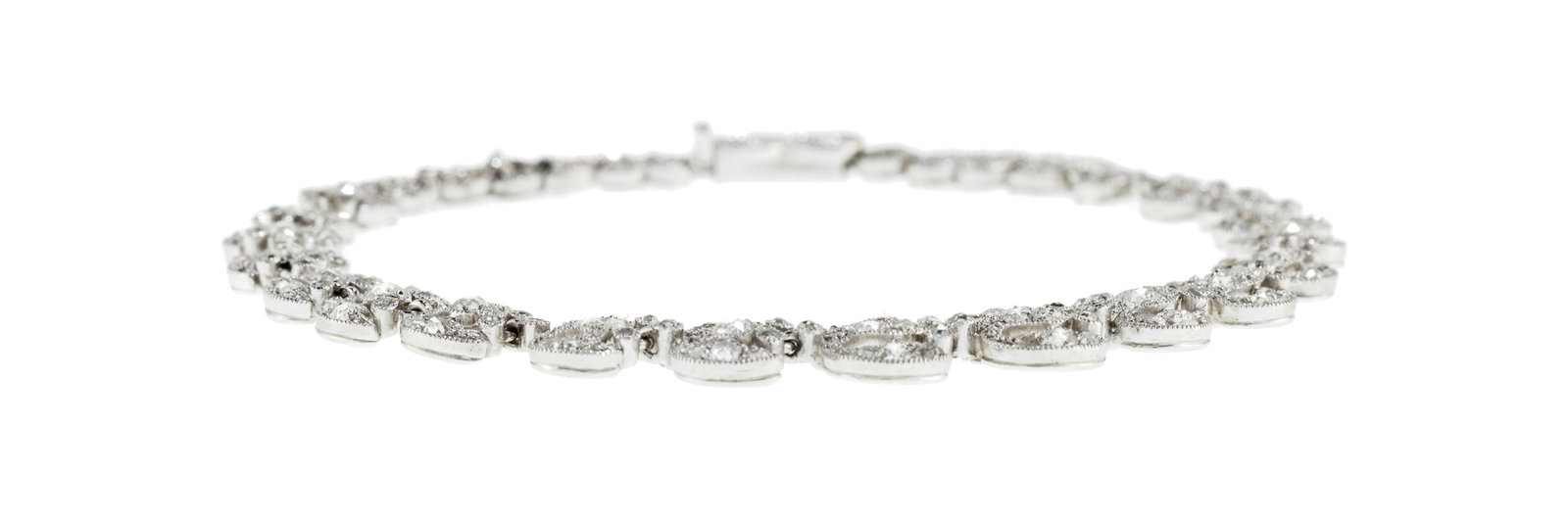 Bracelet début XXe s., en platine, composé d'éléments en chute ajourés sert - 2