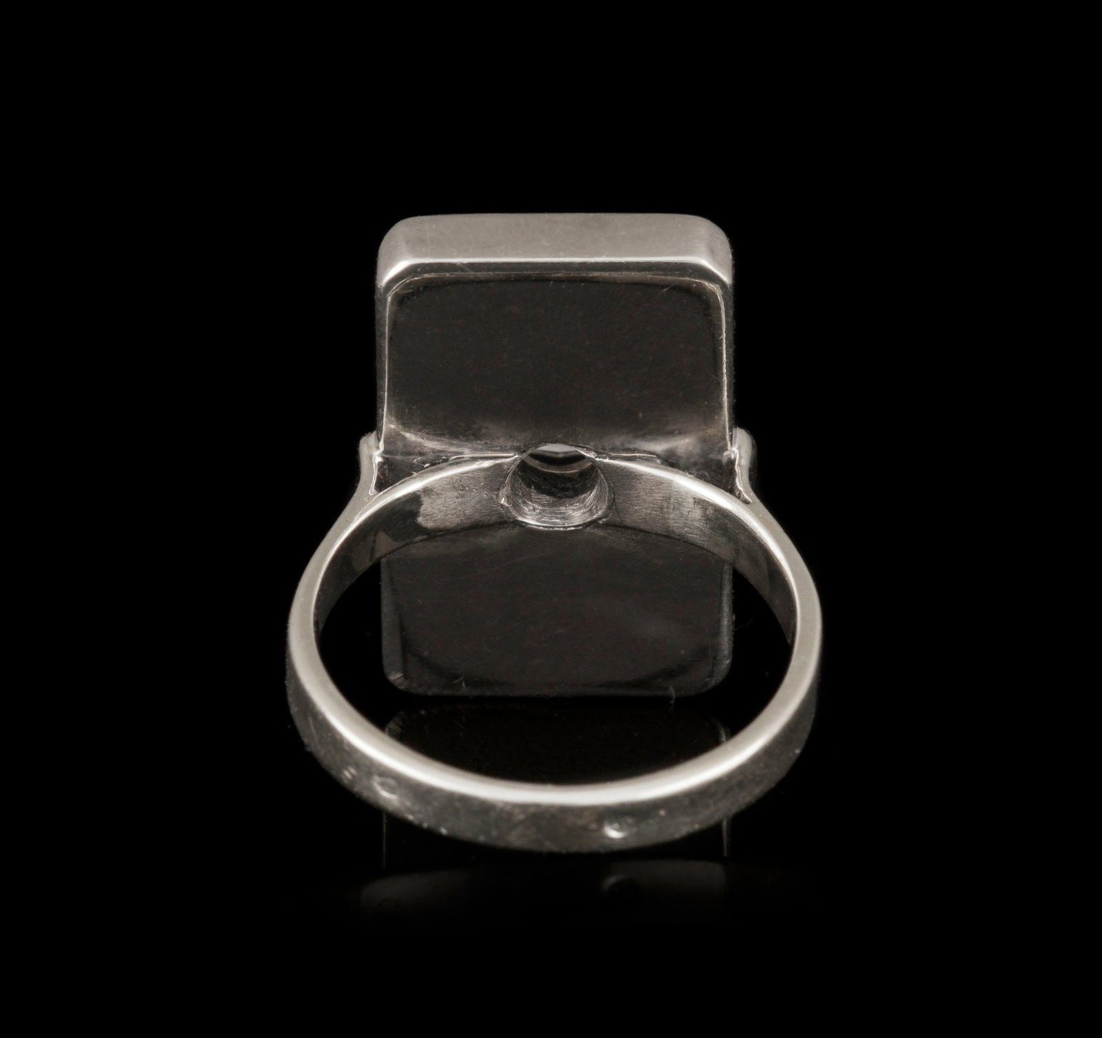 Bague or gris 750 ornée d'une plaque d'onyx rectangulaire à pans coupés surmonté - 3