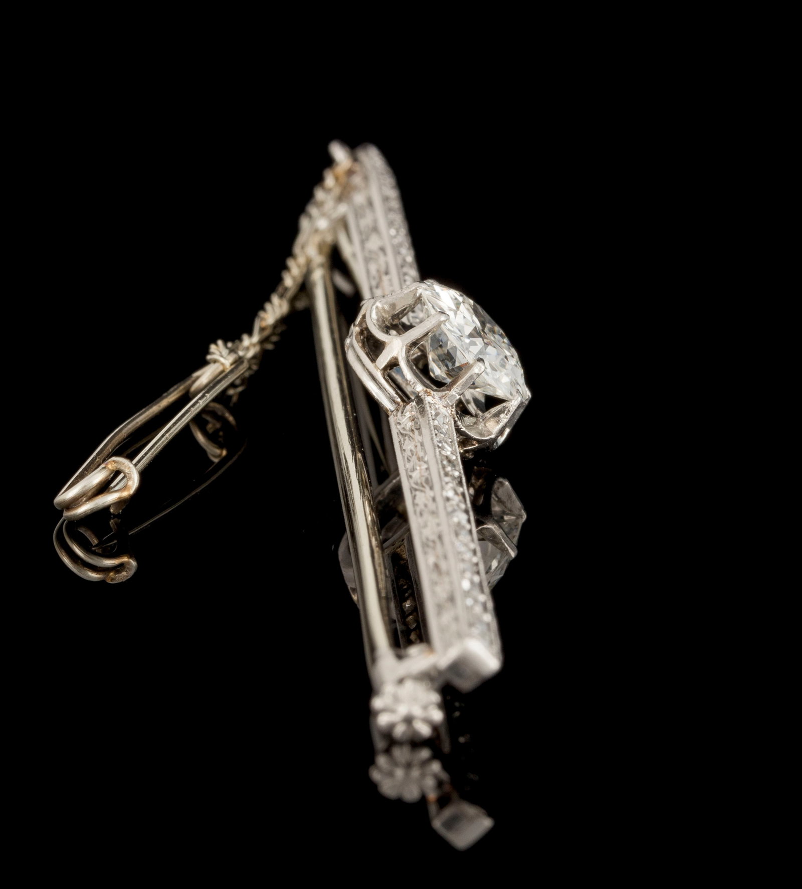 Broche barrette début XXe s., platine gravé et or gris 750 sertie d'une ligne de diamants  - 2