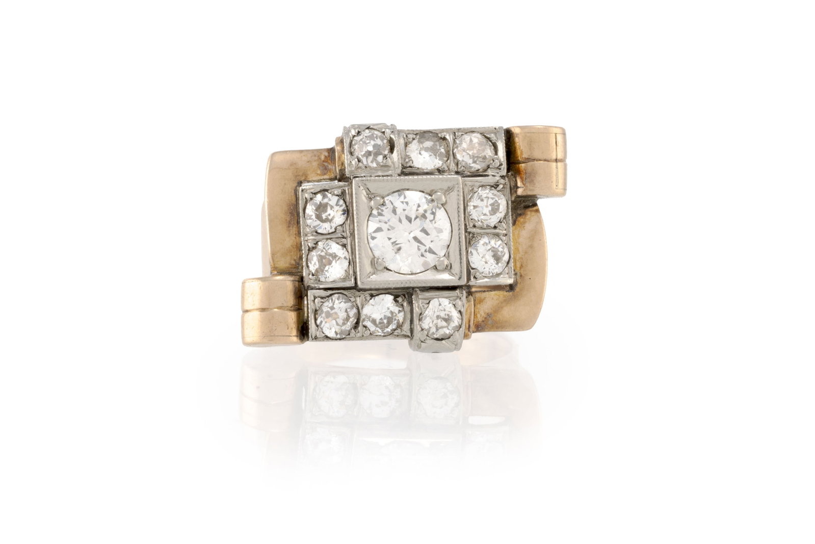 Bague années 1940-50 2 ors 585 à motif géométrique sertie de diamants taille anc: Bague années 1940-50 2 ors 585 à motif géométrique sertie de diamants taille ancienne, doigt 51-11, 5g Condition Bon état de conservation général. Présence de