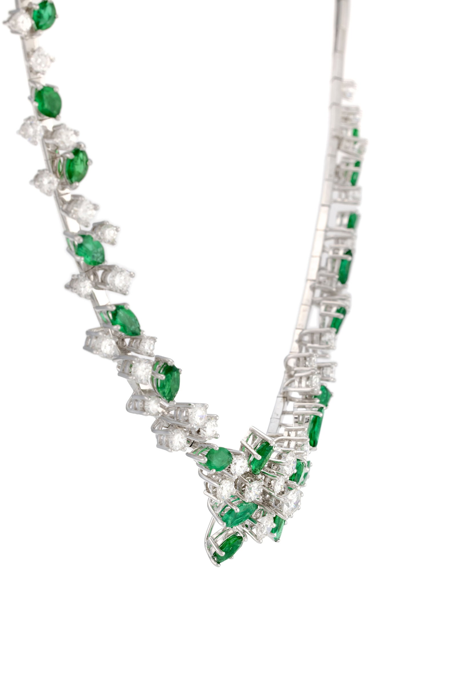 Collier or gris 750 à motif en feuillage serti d'émeraudes taille marquise et de diamants  - 2
