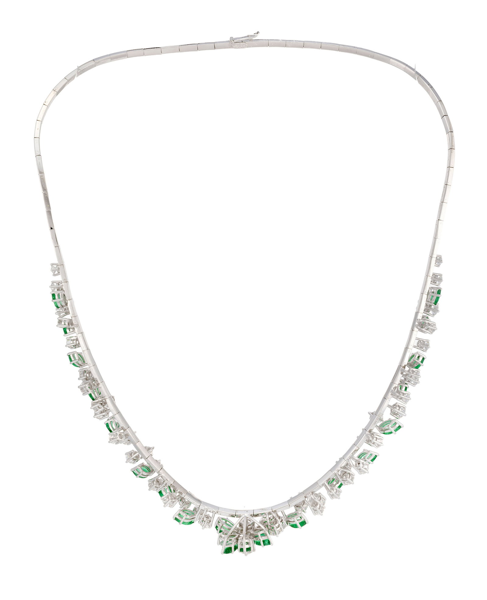Collier or gris 750 à motif en feuillage serti d'émeraudes taille marquise et de diamants  - 3