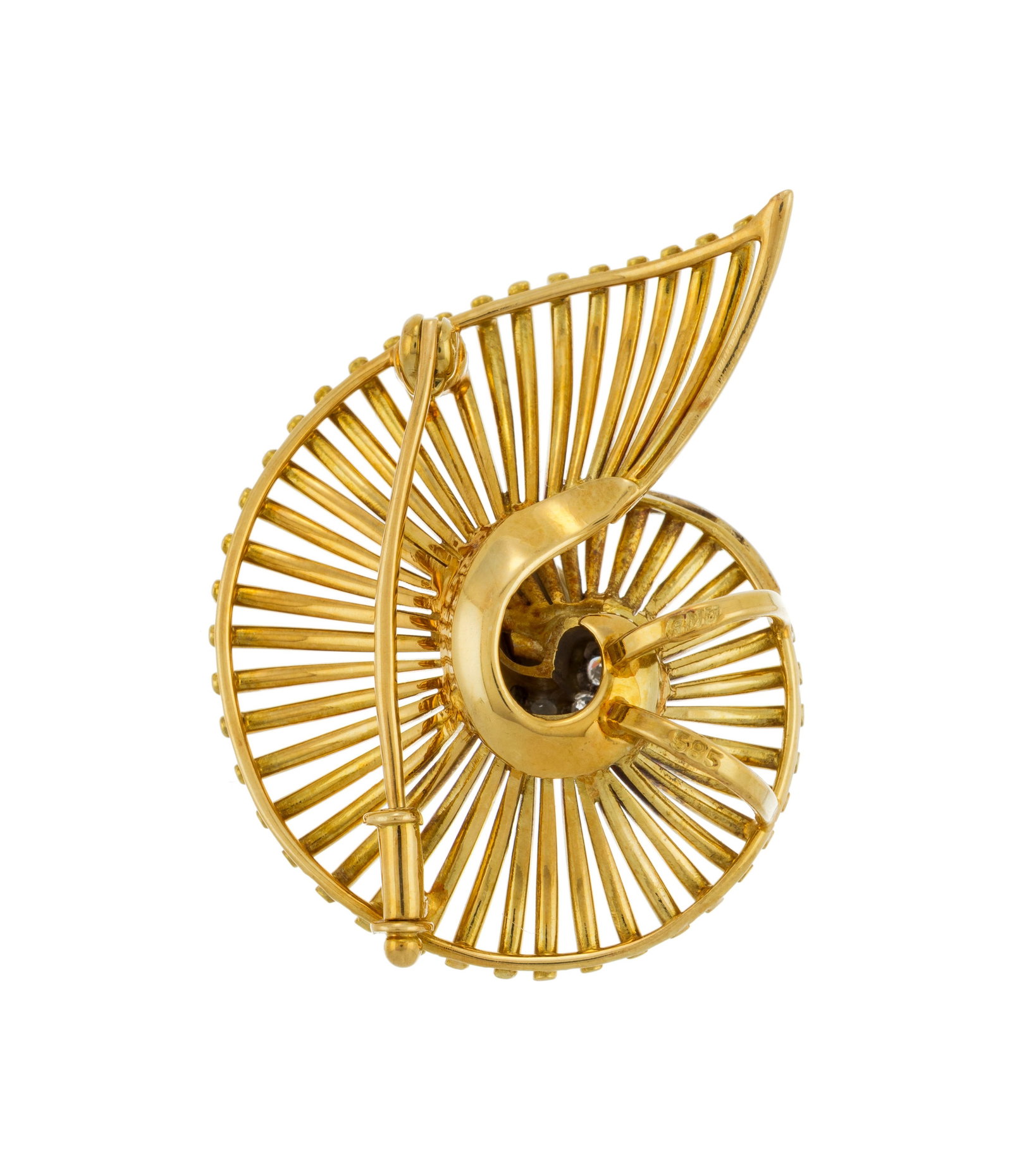 Broche années 1940-50 2 ors 585 stylisant un coquillage serti de diamants taille 8/8, h. 4 cm,  - 3