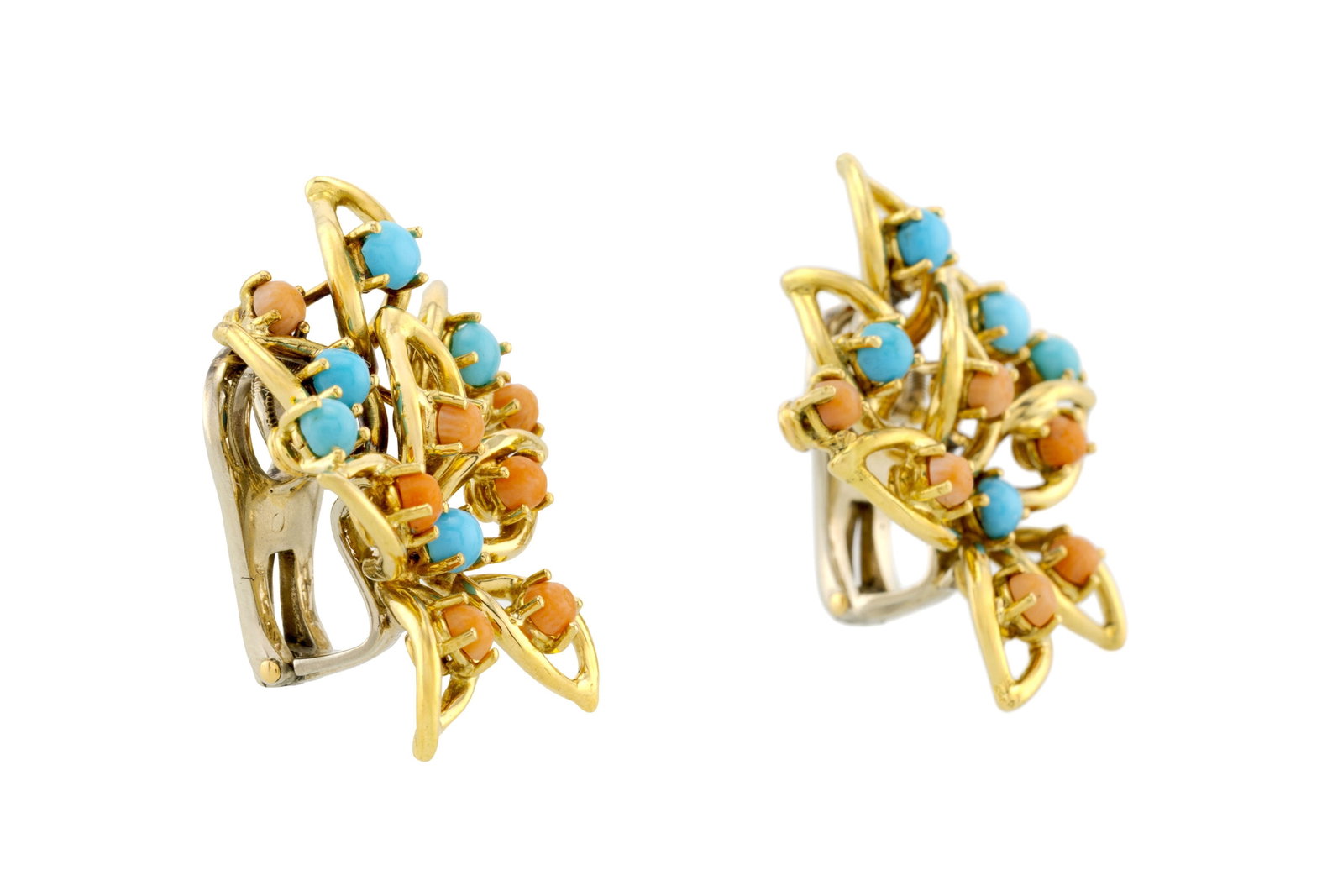 Paire de clips d'oreilles or 750 stylisant un motif végétal ajouré serti de cabochons - 2