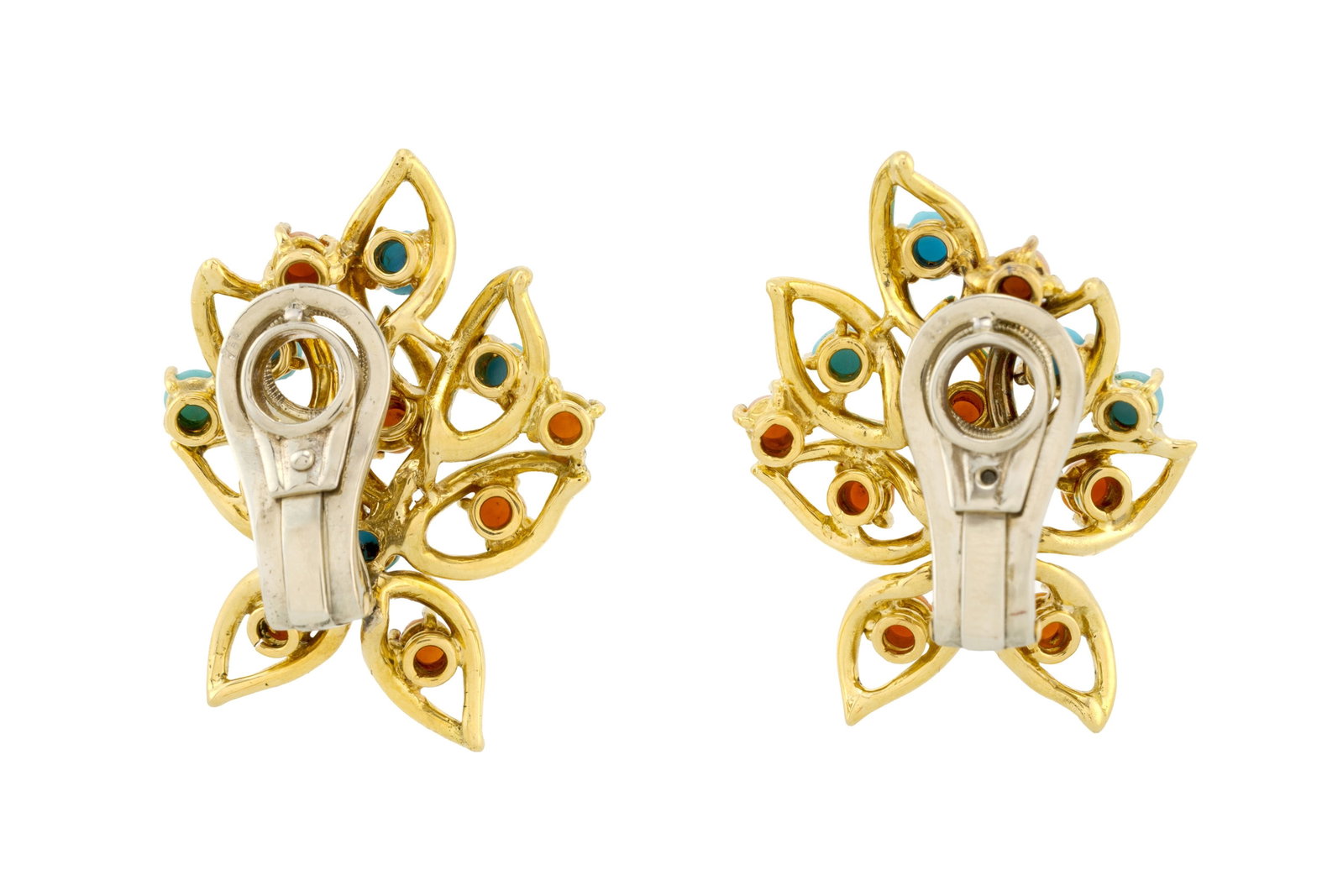 Paire de clips d'oreilles or 750 stylisant un motif végétal ajouré serti de cabochons - 3