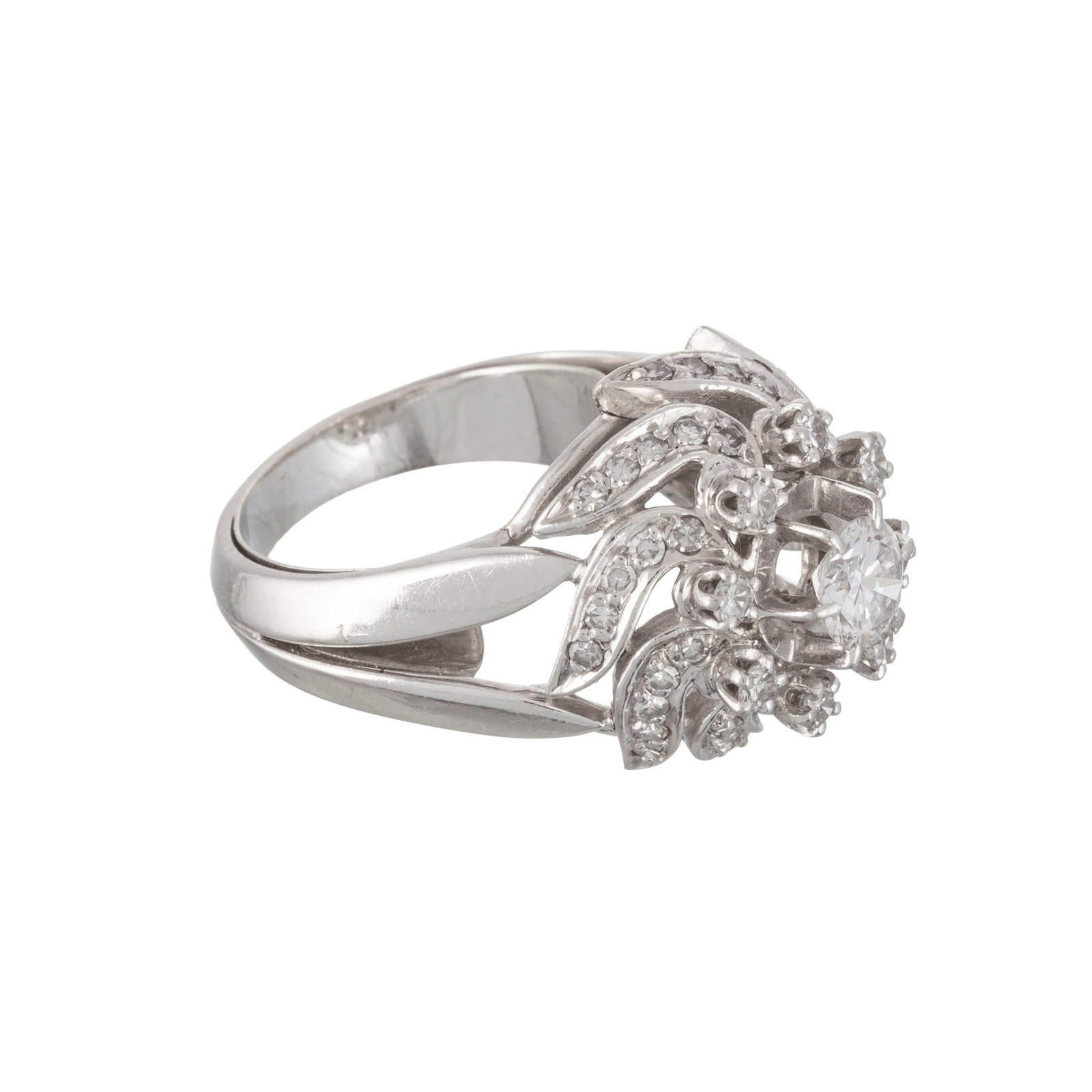 Bague or gris 750 sertie de diamants taille 8/8 et brillant dont un plus important au centre (env. 0 - 3