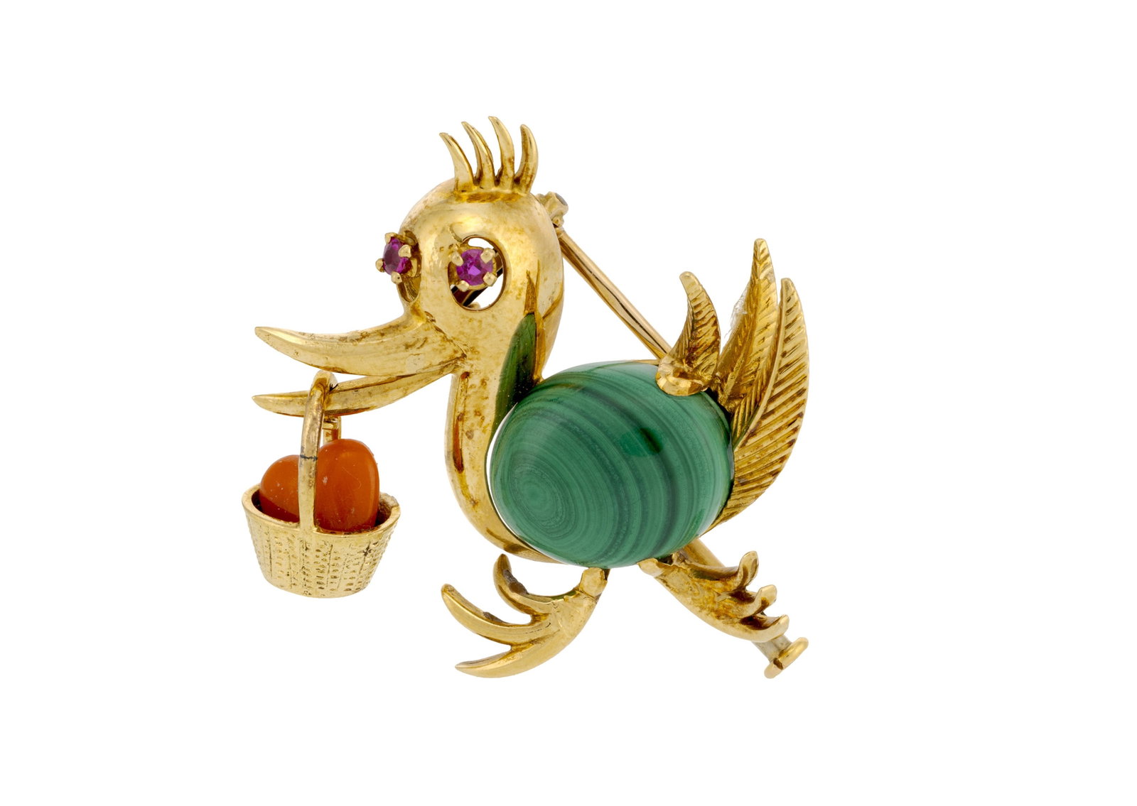 Broche canard années 1960 en or 750 et malachite, tenant un panier contenant un cœur en co: Broche canard années 1960 en or 750 et malachite, tenant un panier contenant un cœur en corail, les yeux sertis de deux petits rubis synthétiques, h. 3.4 cm, 10g Condition Bon état