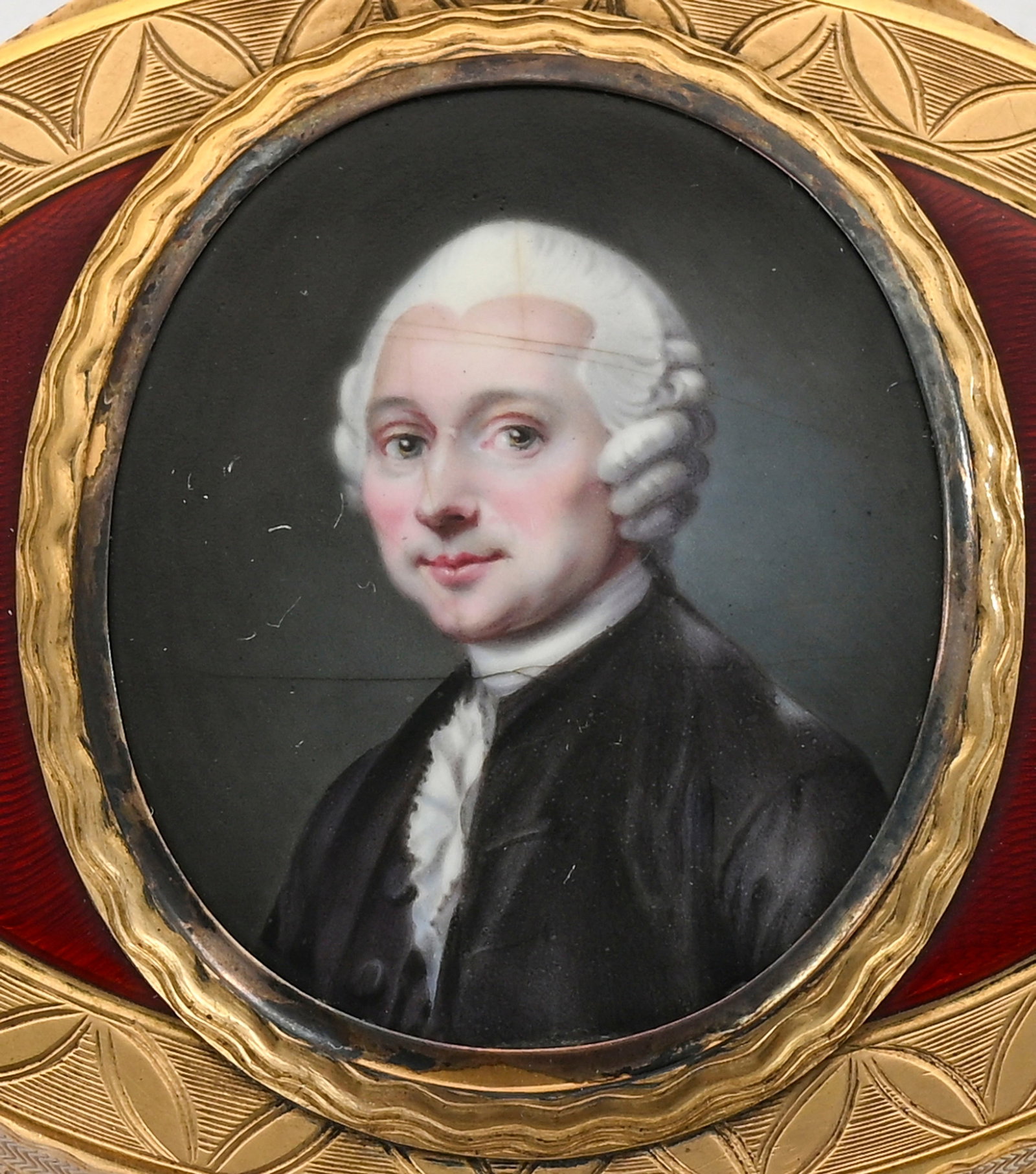 Tabatière ovale en or et émail, Paris 1770-1780, au décor d'un portrait en miniature  - 4
