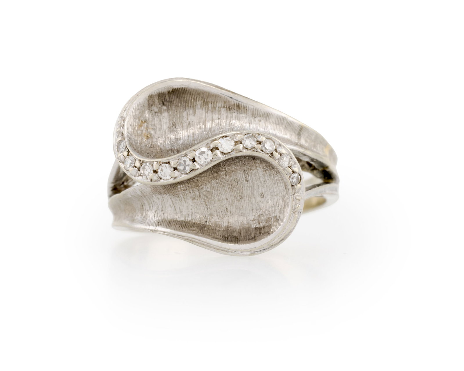 Bague or gris 750 texturé à motif concave sertie d'une ligne de diamants taille 8/8, doigt: Bague or gris 750 texturé à motif concave sertie d'une ligne de diamants taille 8/8, doigt 54-14, 6g Condition Etat général: bon à moyen. Fissures et petites cassures à