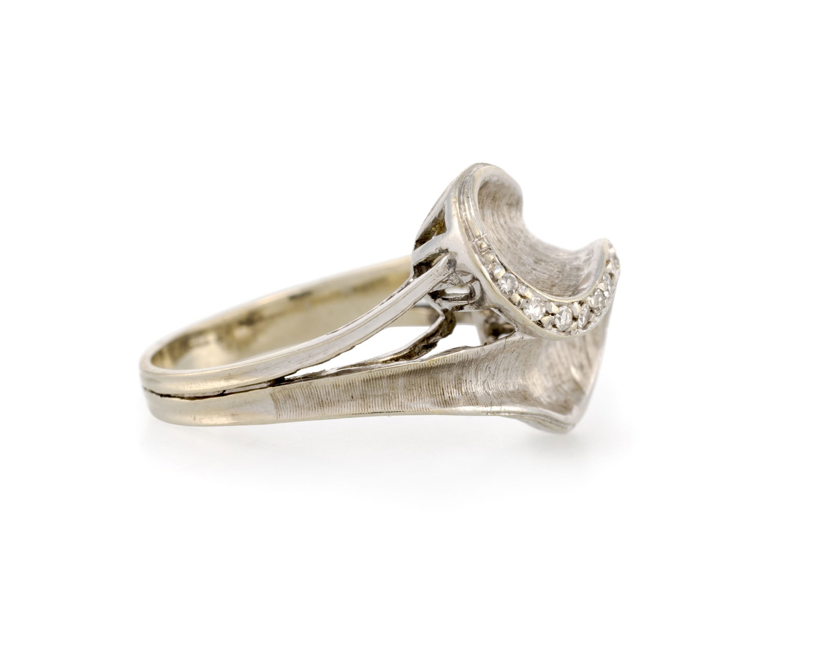 Bague or gris 750 texturé à motif concave sertie d'une ligne de diamants taille 8/8, doigt - 2