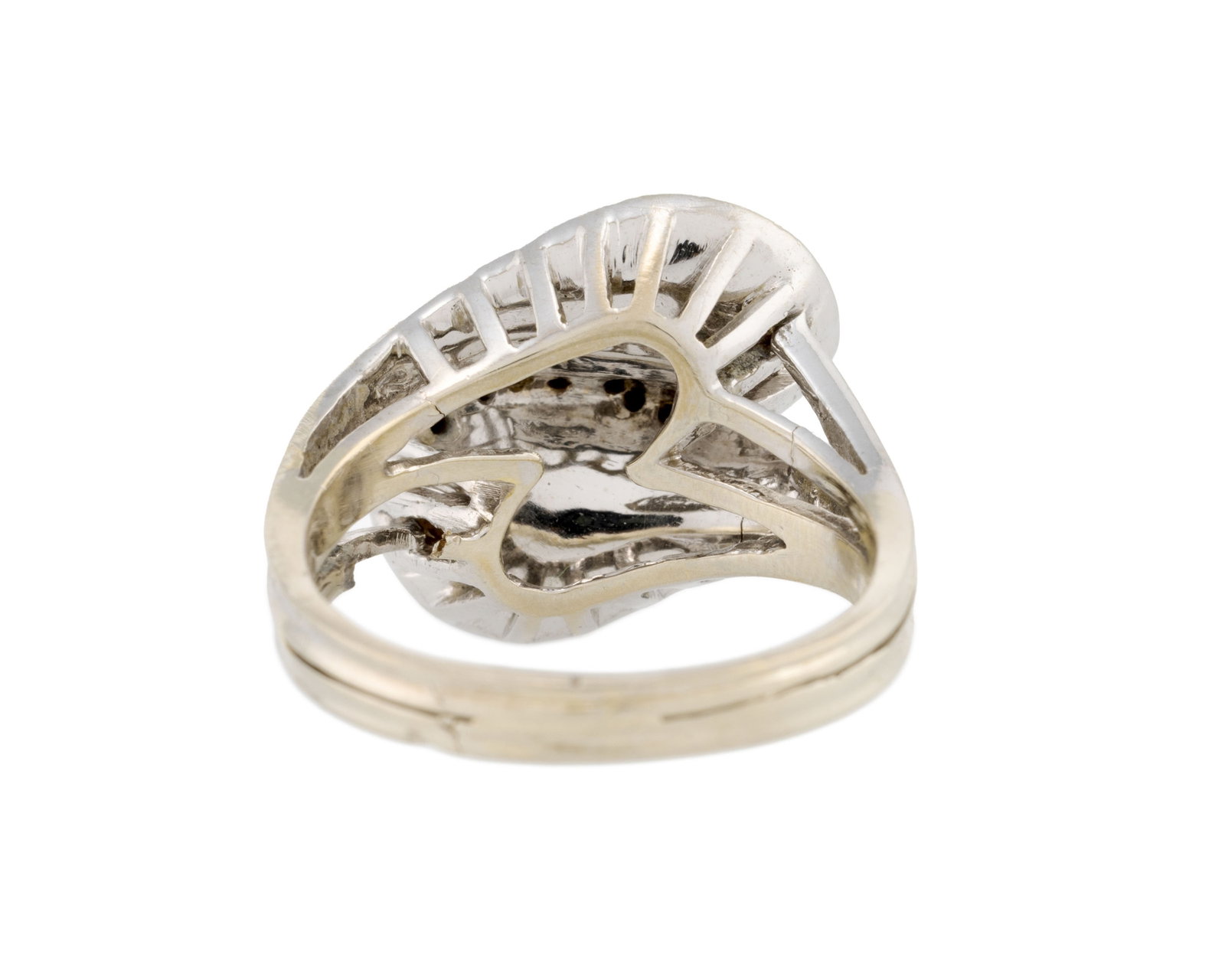 Bague or gris 750 texturé à motif concave sertie d'une ligne de diamants taille 8/8, doigt - 3