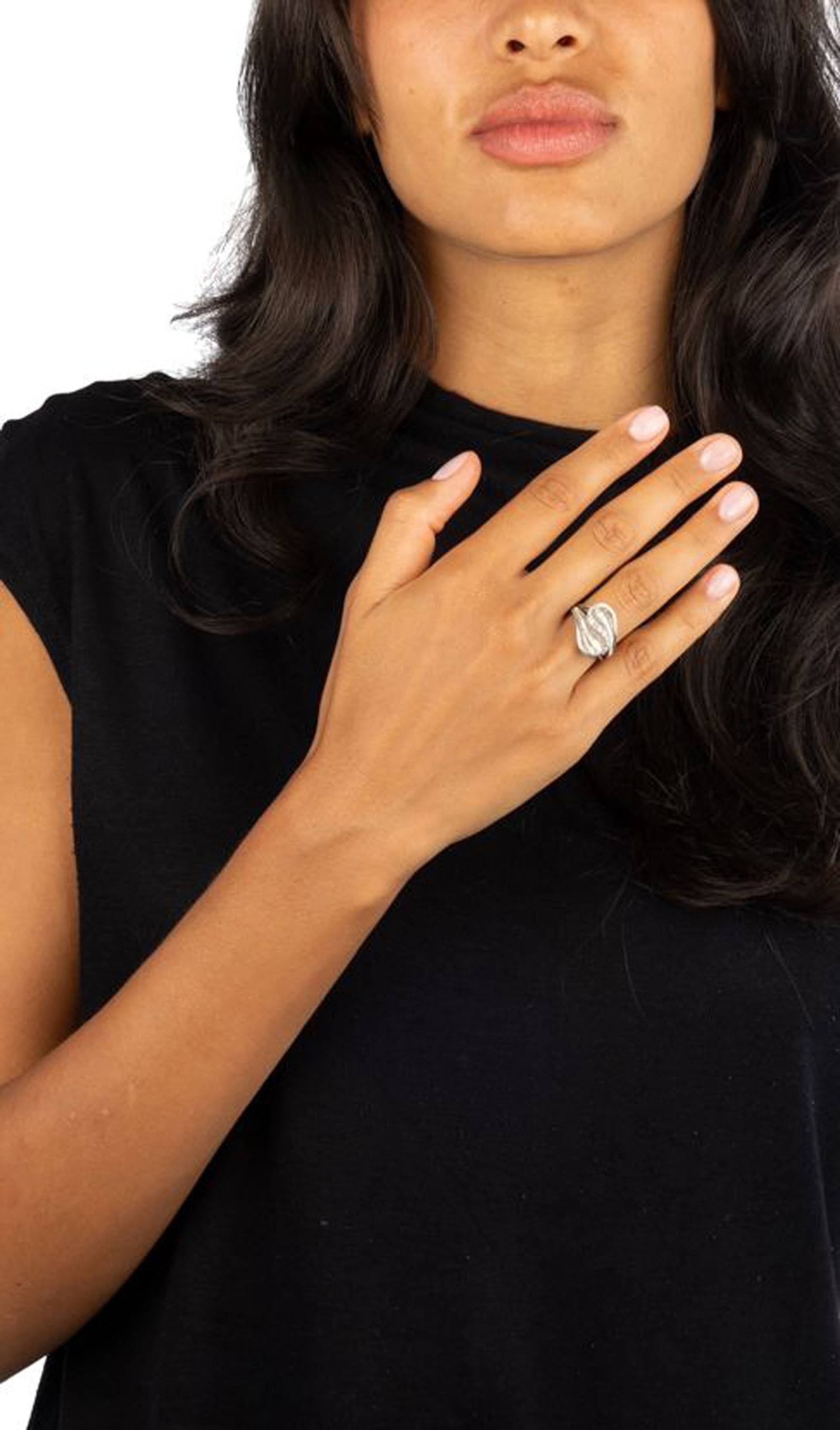 Bague or gris 750 texturé à motif concave sertie d'une ligne de diamants taille 8/8, doigt - 4