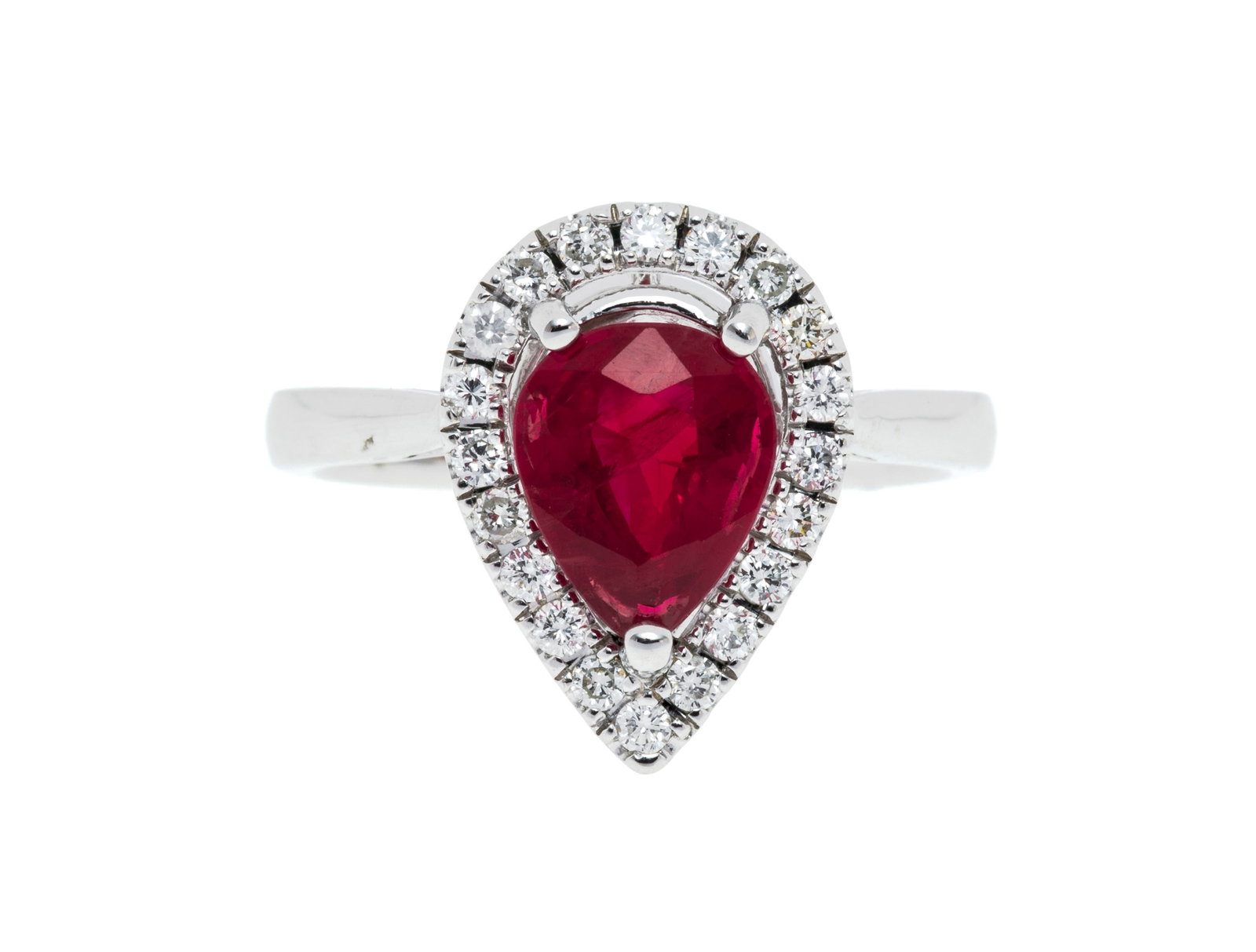 Bague or gris 750 sertie d'un rubis birman taille poire de 1.527 carat, chauffé, selon le rappo: Bague or gris 750 sertie d'un rubis birman taille poire de 1.527 carat, chauffé, selon le rapport Bellerophon n°B21406, daté du 01/03/2024, entouré de diamants taille brillant,