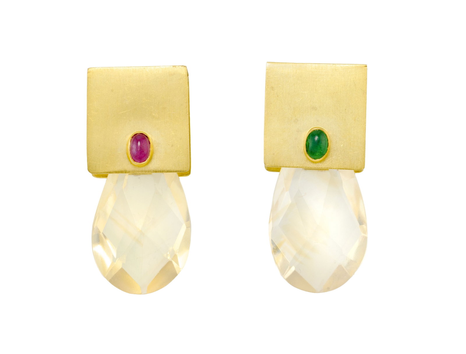 Paire de clips d'oreilles années 1970 or 750 satiné sertis d’un rubis, d'une ém: Paire de clips d'oreilles années 1970 or 750 satiné sertis d’un rubis, d'une émeraude taille cabochon et retenant des gouttes de pierre de lune facettées, h. 3.5 cm, 16g