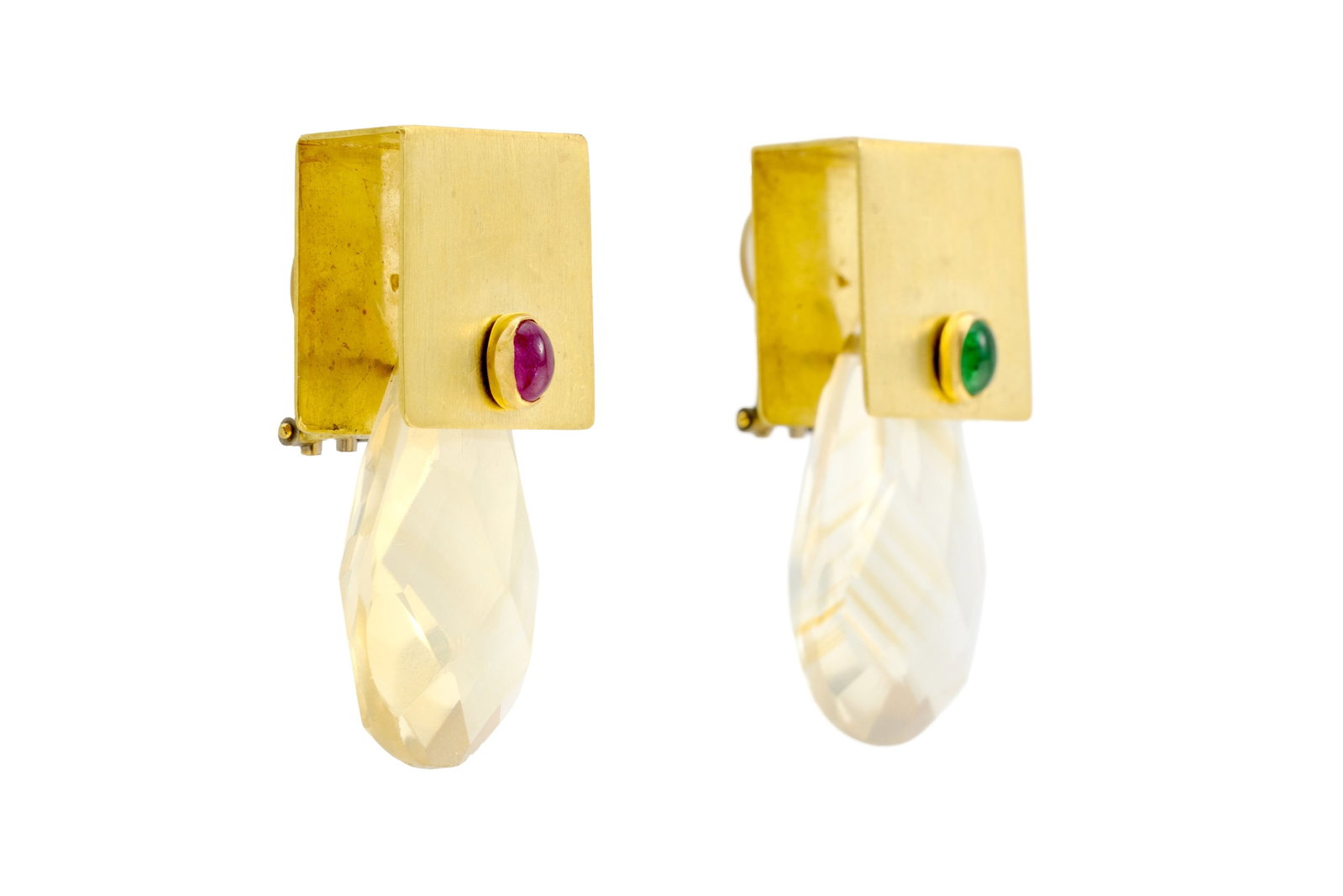 Paire de clips d'oreilles années 1970 or 750 satiné sertis d’un rubis, d'une ém - 2