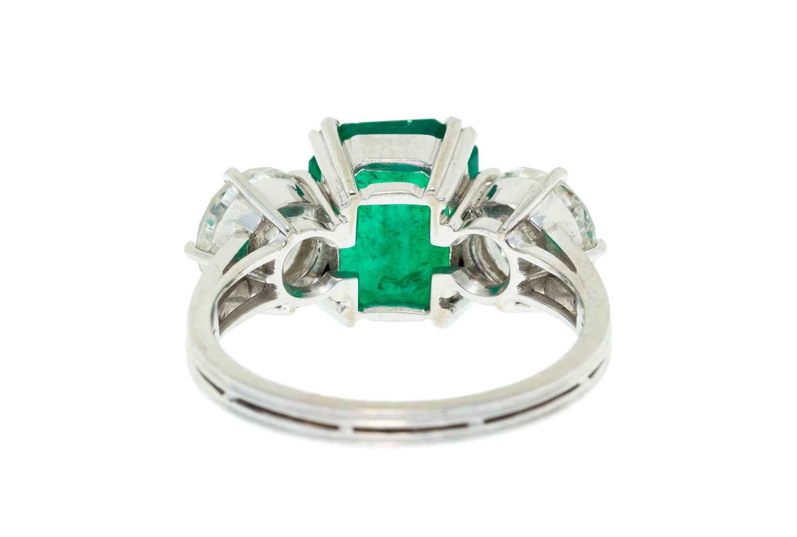 Bague en platine sertie d'une émeraude octogonale épaulée de diamants taille brillant - 3