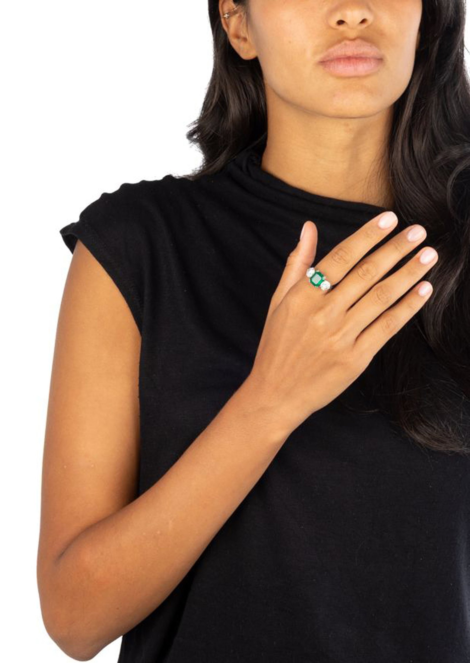 Bague en platine sertie d'une émeraude octogonale épaulée de diamants taille brillant - 4