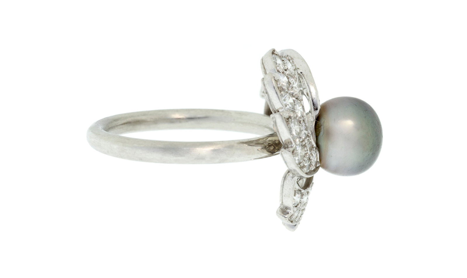 Bague platine ornée d'une perle grise (non testée) entourée de diamants taille brilla - 2