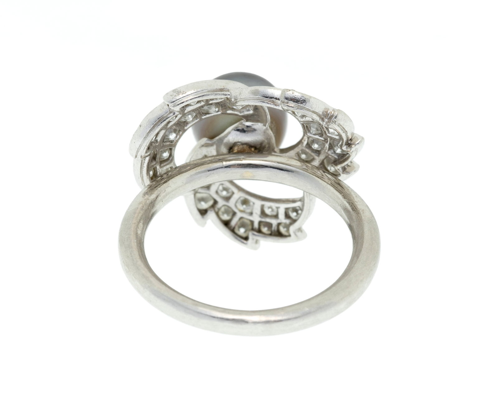 Bague platine ornée d'une perle grise (non testée) entourée de diamants taille brilla - 3