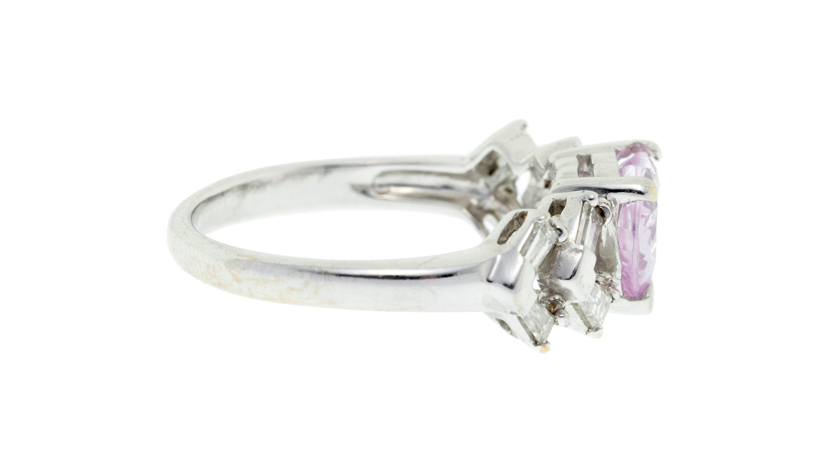 Bague or gris 750 sertie d'un saphir rose taille cœur épaulé de diamants taille trap& - 2