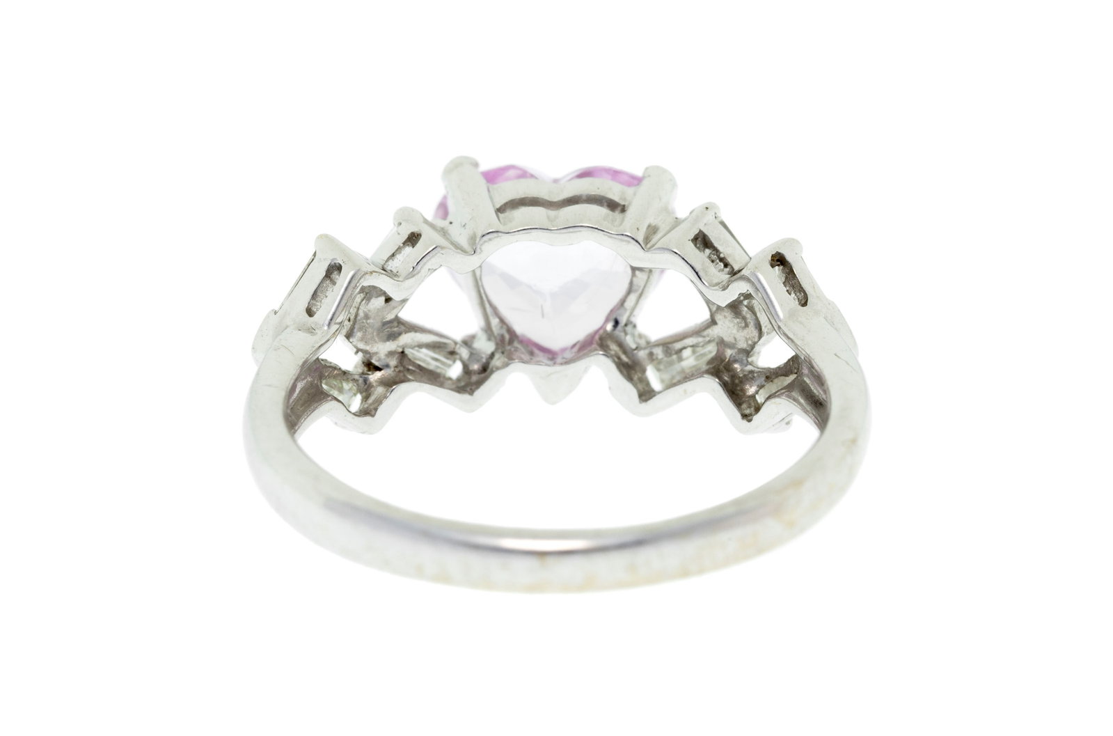 Bague or gris 750 sertie d'un saphir rose taille cœur épaulé de diamants taille trap& - 3