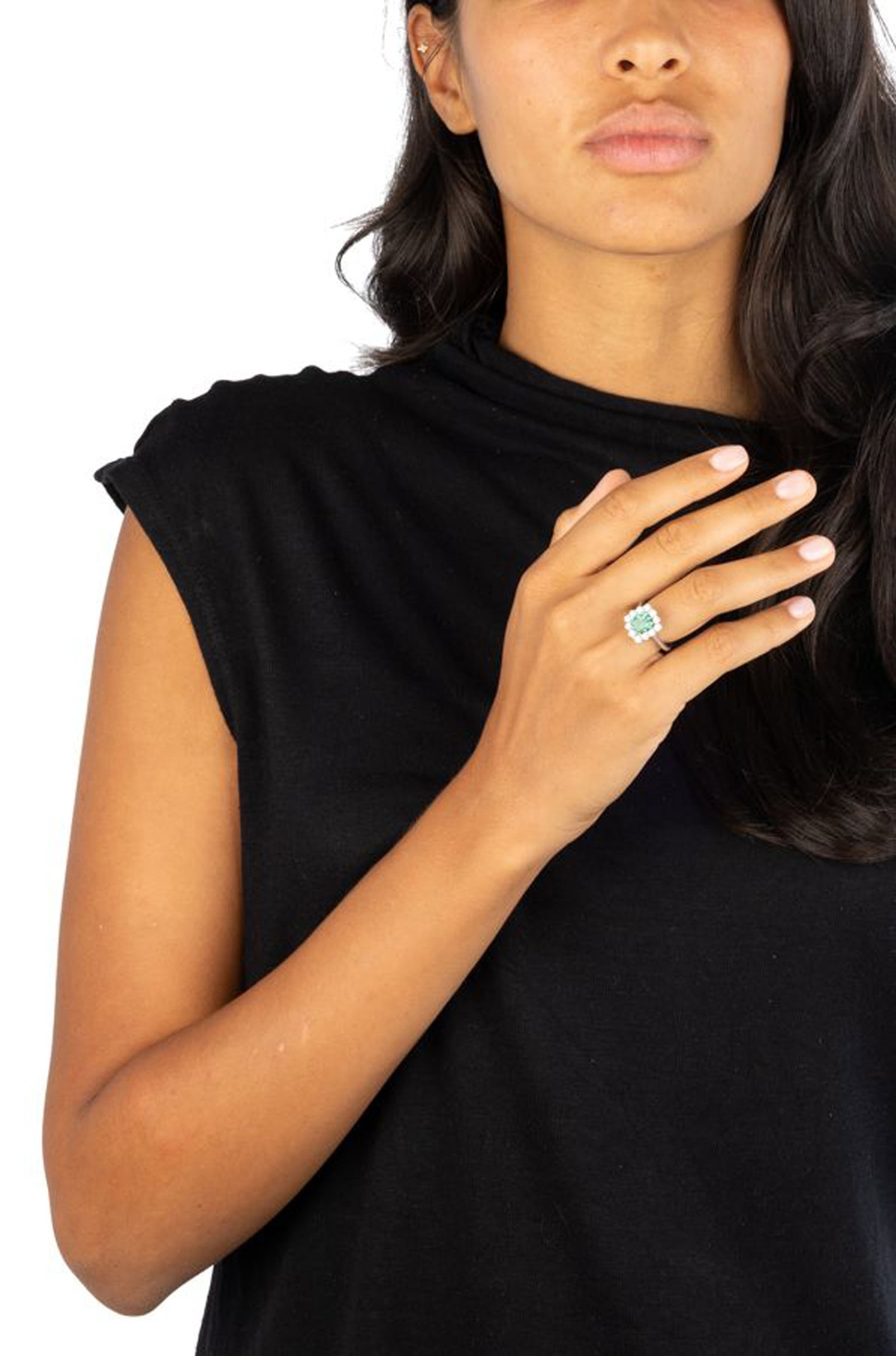 Bague or gris 750 sertie d'une émeraude rectangulaire à pans coupés entourée de  - 5