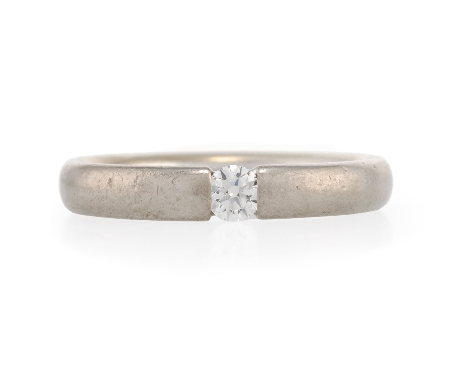 Bague jonc or gris 750 sertie d'un diamant taille brillant, doigt 53.5-13.5, 6g: Bague jonc or gris 750 sertie d'un diamant taille brillant, doigt 53.5-13.5, 6g Condition Bon état de conservation général Présence de marques, rayures et micro rayures d'usage