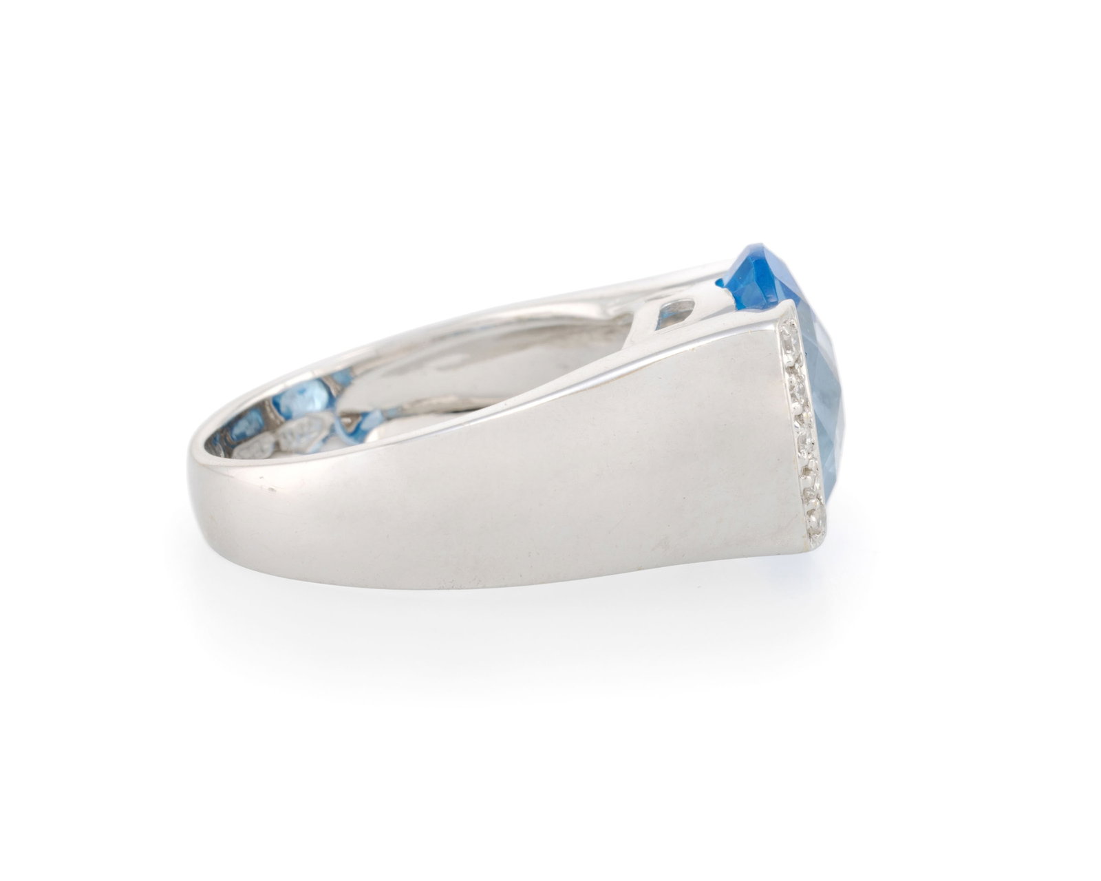 Bague en or gris 750 sertie d'une topaze bleue facettée épaulée de diamants taille br - 2