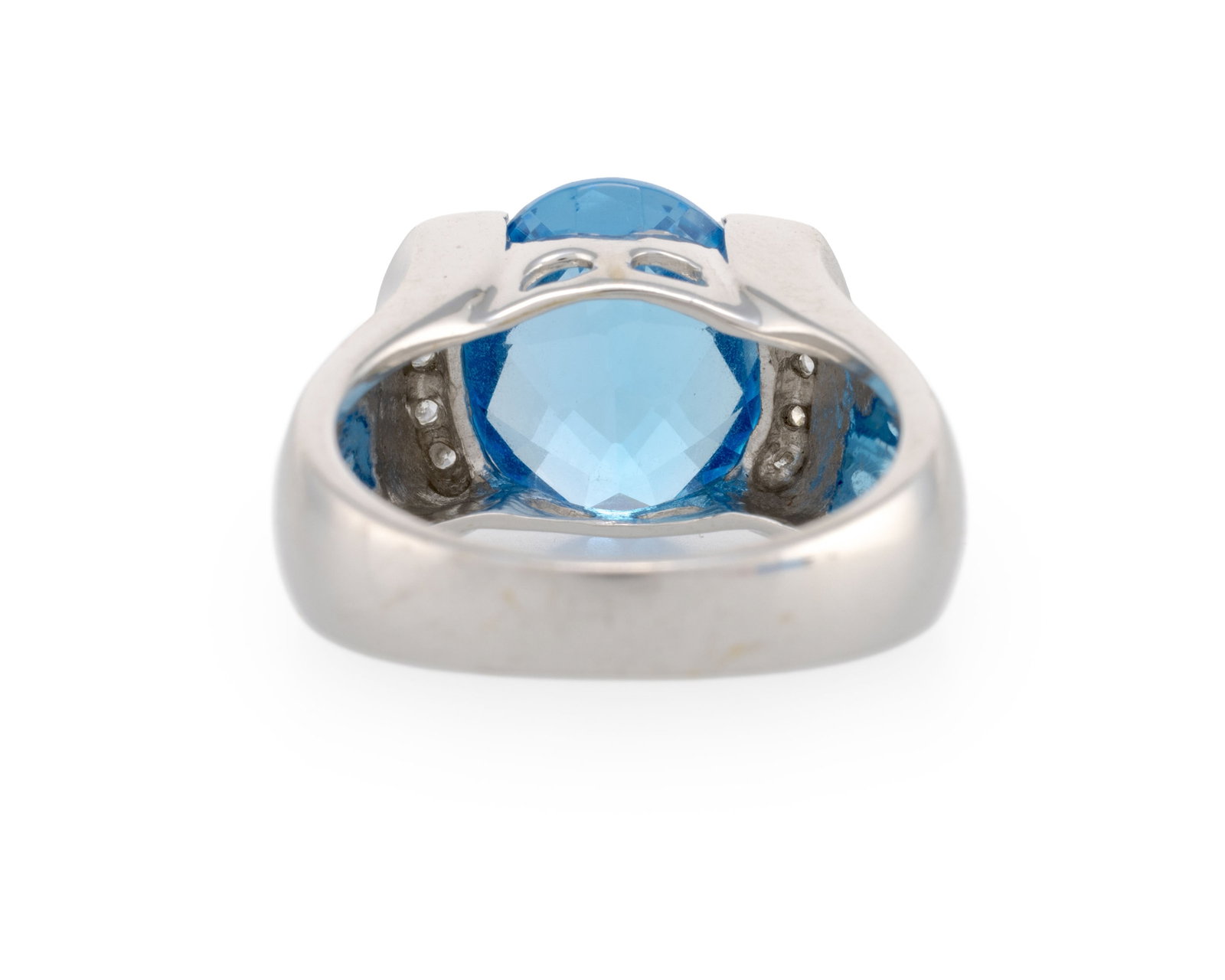 Bague en or gris 750 sertie d'une topaze bleue facettée épaulée de diamants taille br - 3