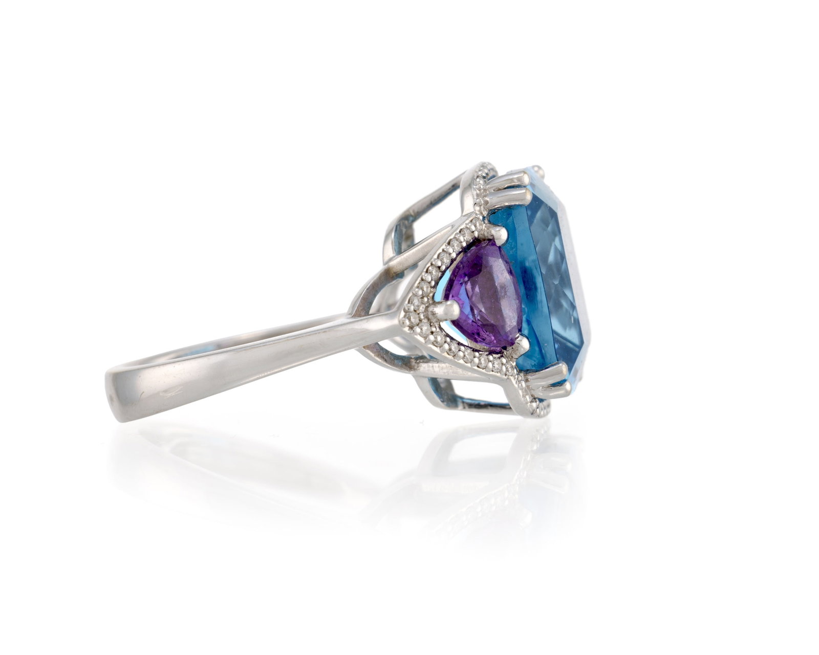 Bague or gris 750 sertie d'une topaze bleue épaulée de deux améthystes entourées - 2