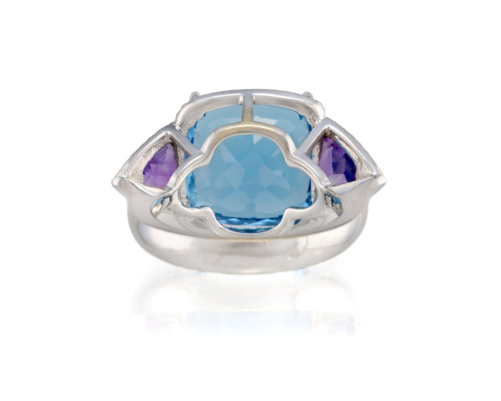 Bague or gris 750 sertie d'une topaze bleue épaulée de deux améthystes entourées - 3