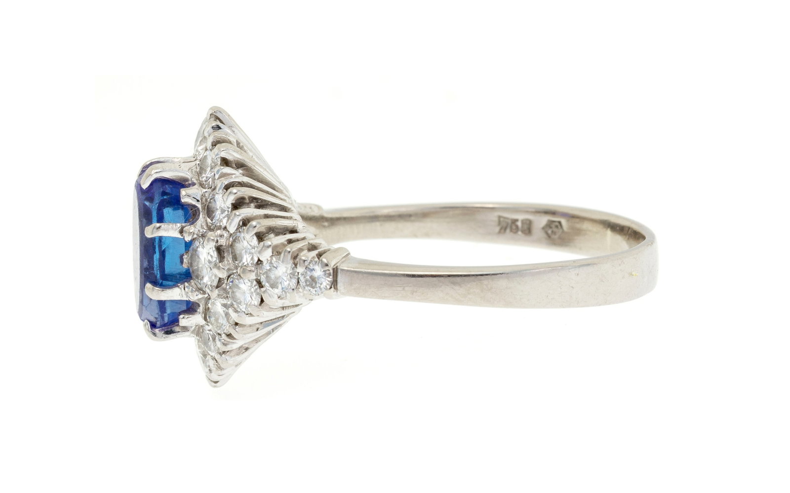Bague or gris 750 sertie d'un saphir ovale entouré de diamants taille brillant, doigt 57-17, 6g - 2